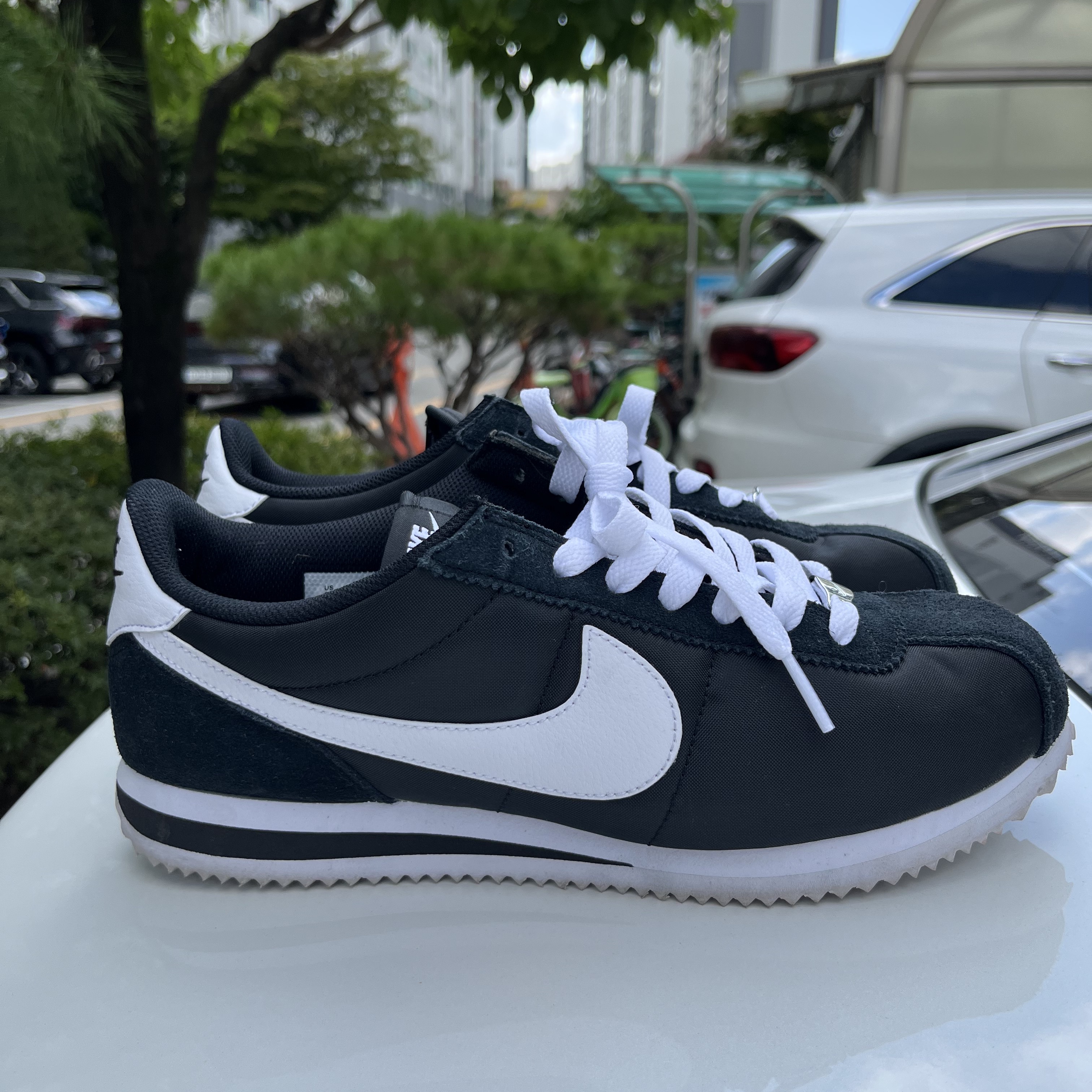 (W) Nike Cortez Black and White 착용 스타일 - 2