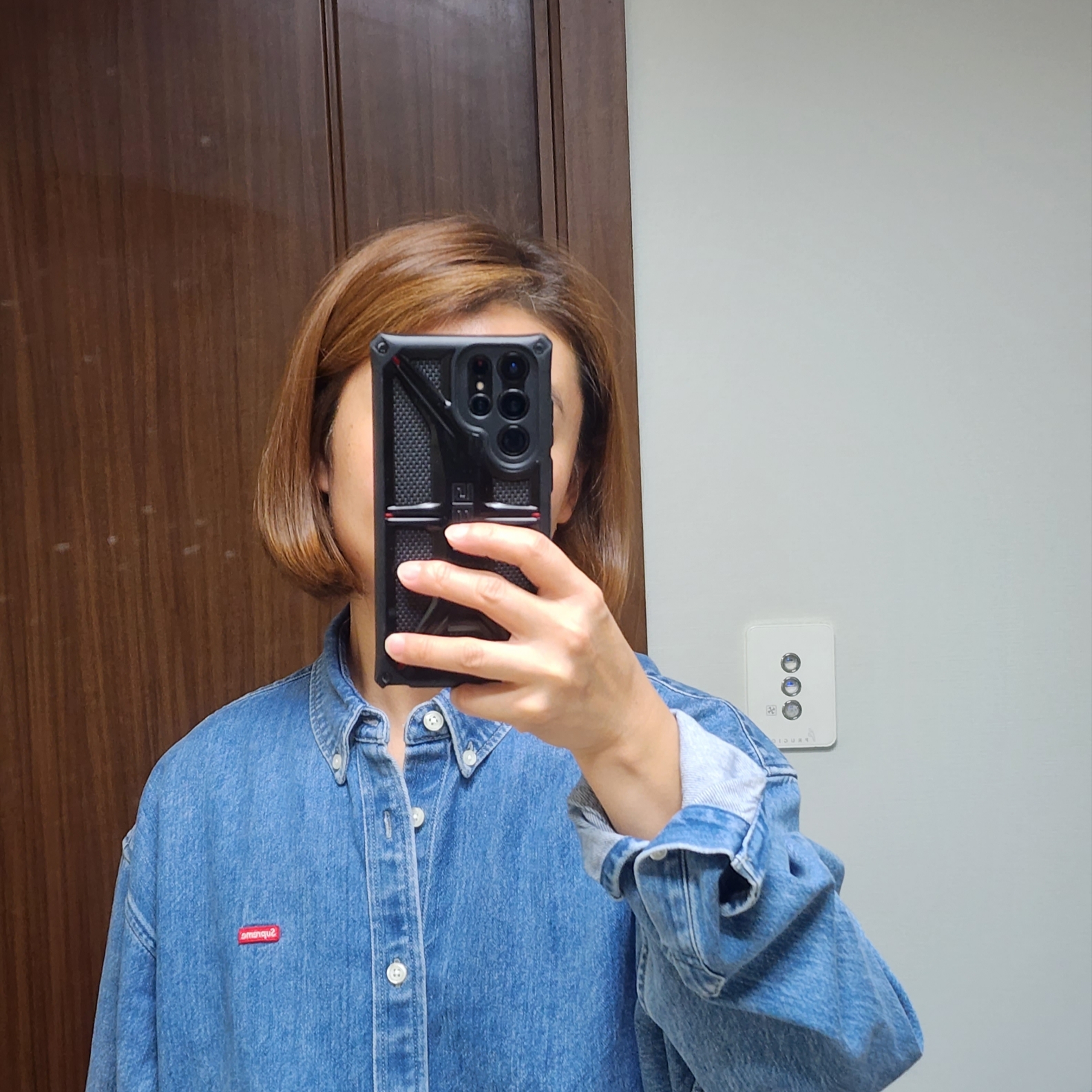 Supreme Small Box Shirt Denim - 23FW, Supreme Hanes Tagless T-Shirt White (3 Pack) 착용 스타일 - 1