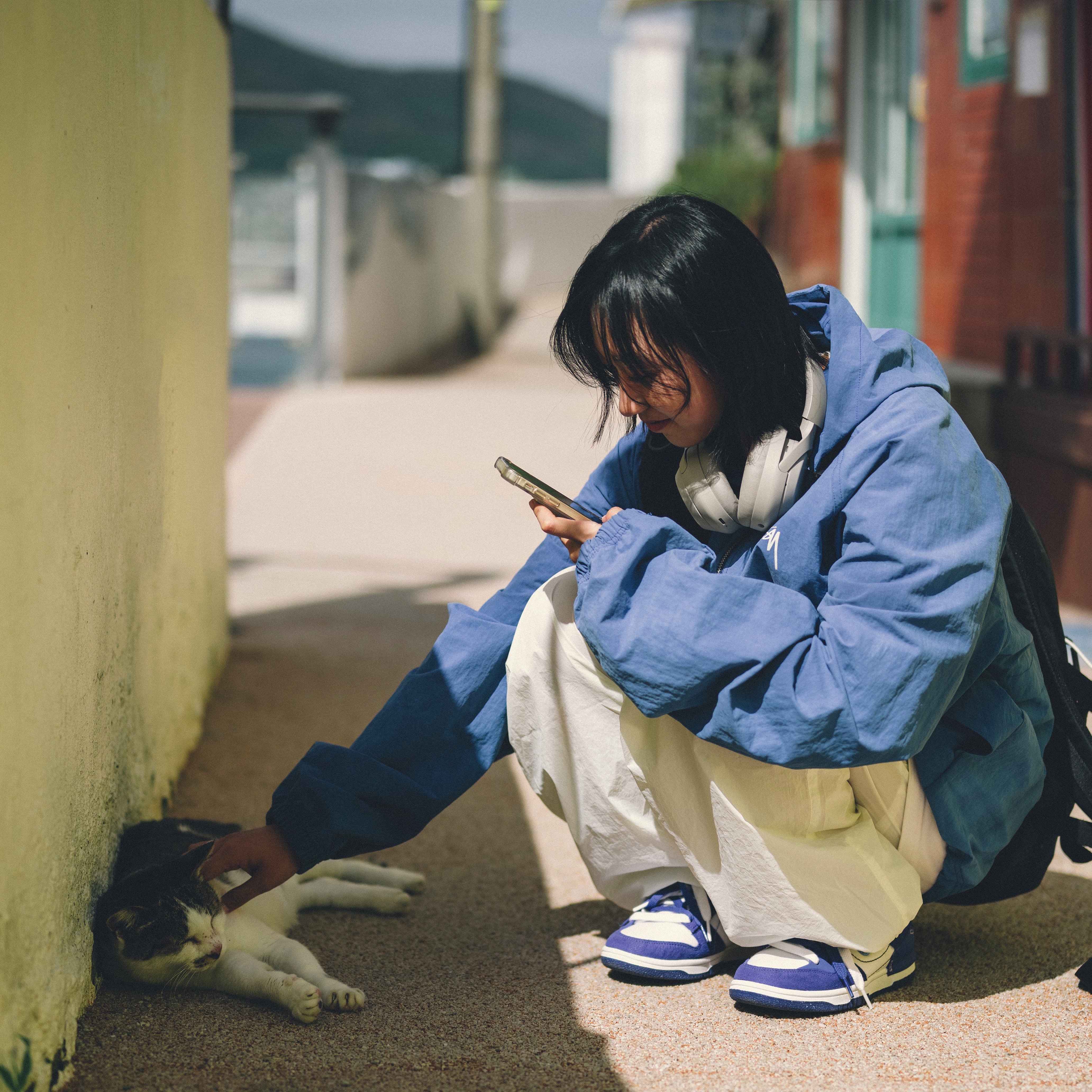 Stussy Wave Dye Beach Shell Jacket Cobalt, (W) Nike Dunk Low Disrupt 2 White and University Blue 착용 스타일 - 1