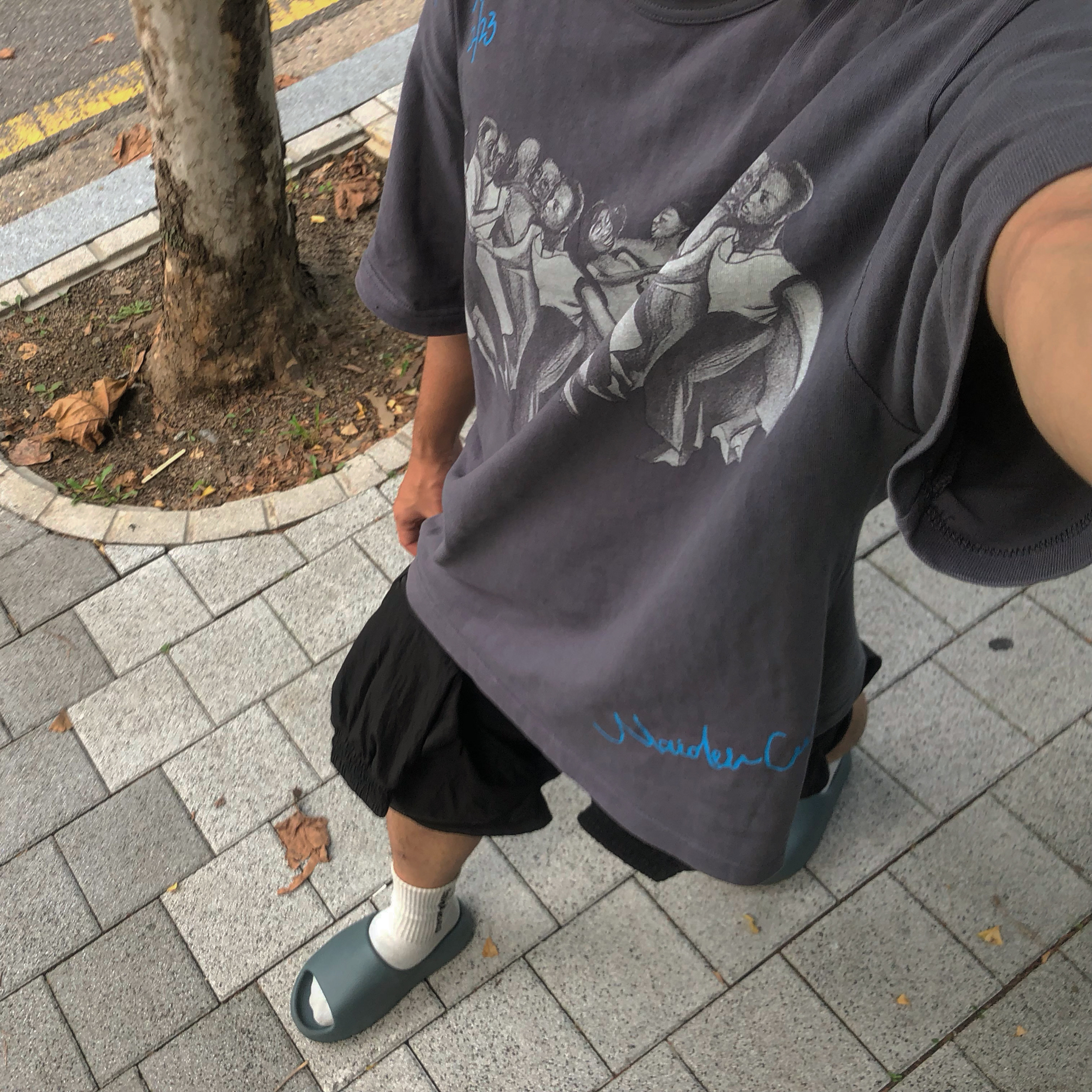 Adidas Yeezy Slide Granite 착용 스타일
