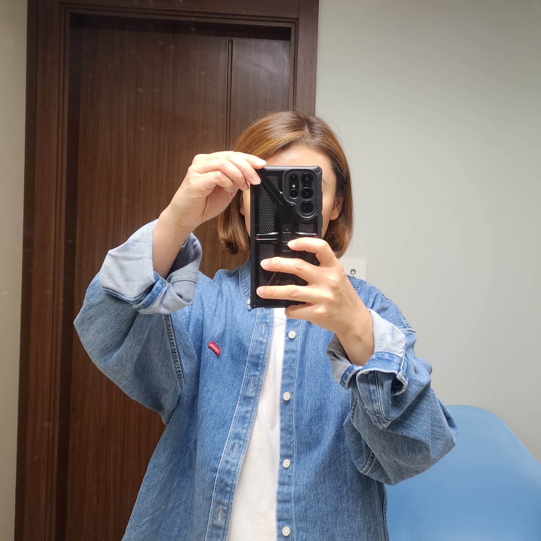 Supreme Small Box Shirt Denim - 23FW, Supreme Hanes Tagless T-Shirt White (3 Pack) 착용 스타일 - 2