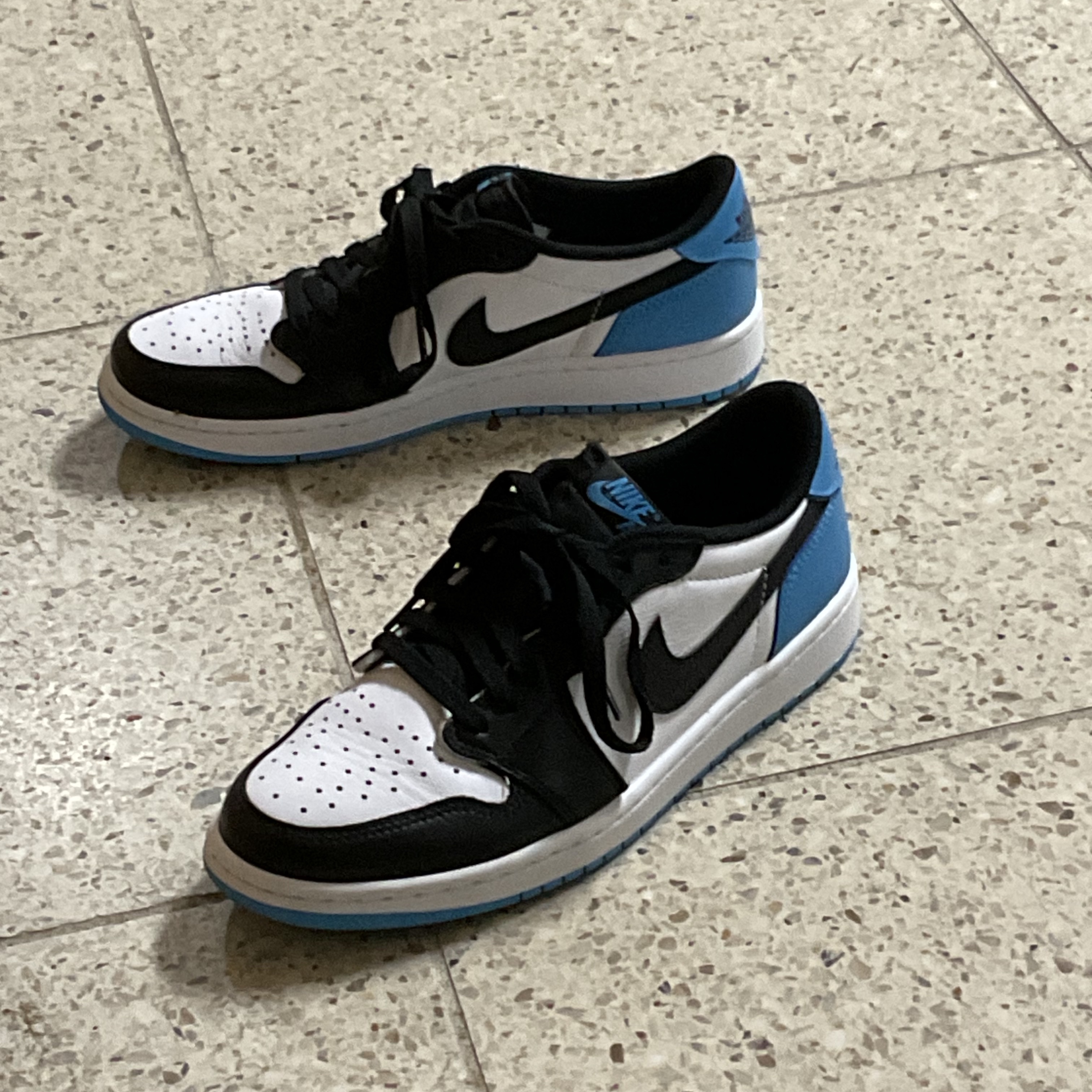 Jordan 1 Retro Low OG Black and Dark Powder Blue 착용 스타일