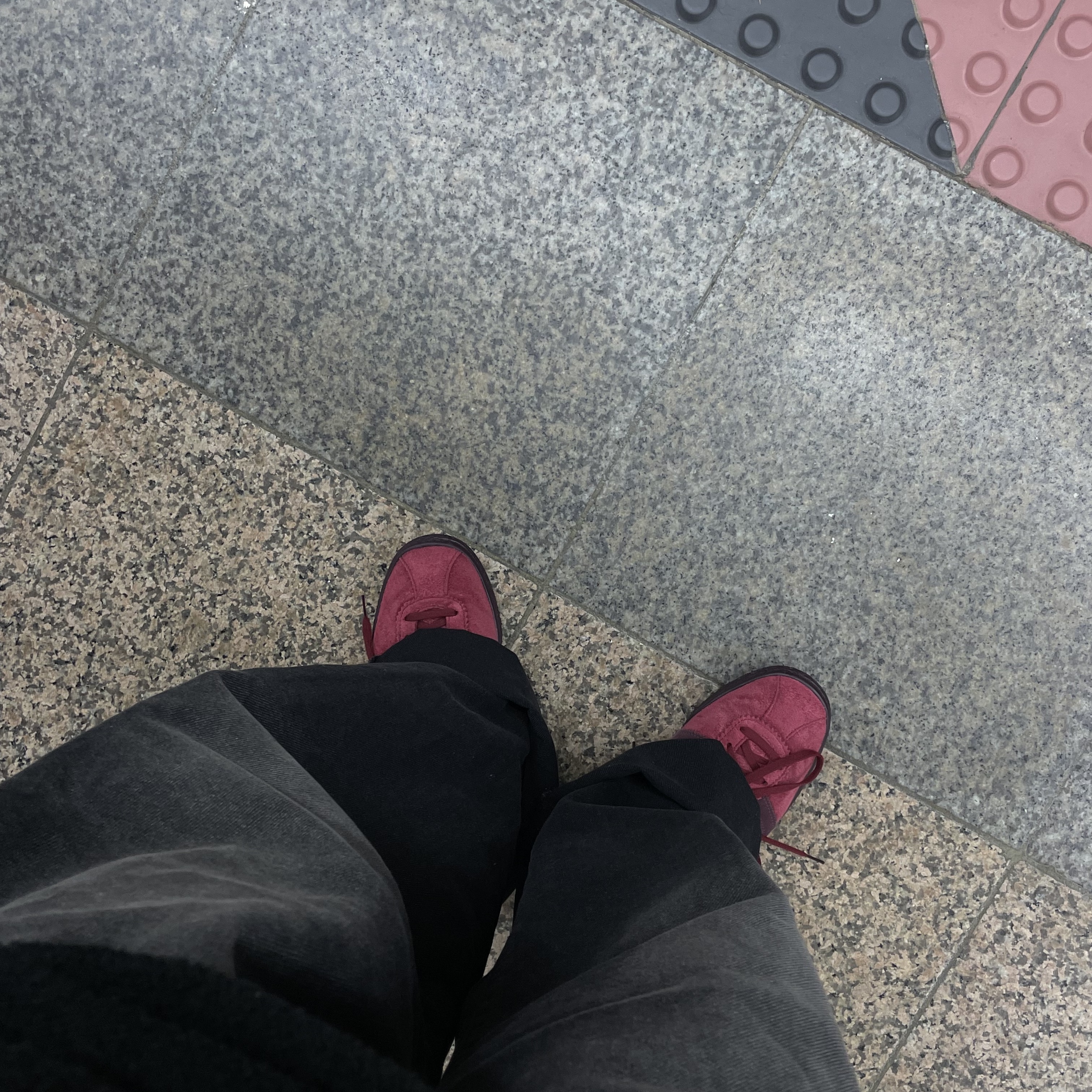 Adidas Tobacco Gruen Collegiate Burgundy 착용 스타일 - 2