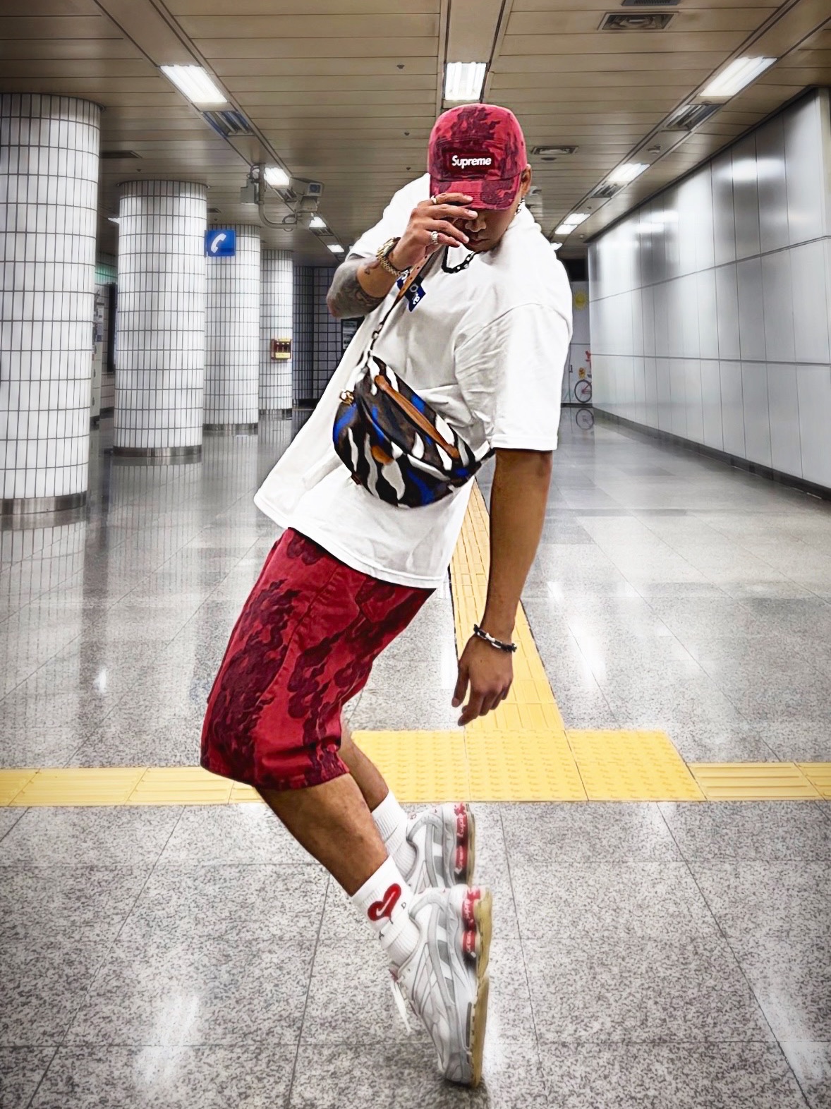 Supreme Flames Jacquard Denim Camp Cap Washed Red - 23SS, Supreme Flames Jacquard Baggy Denim Shorts Washed Red - 23SS 착용 스타일