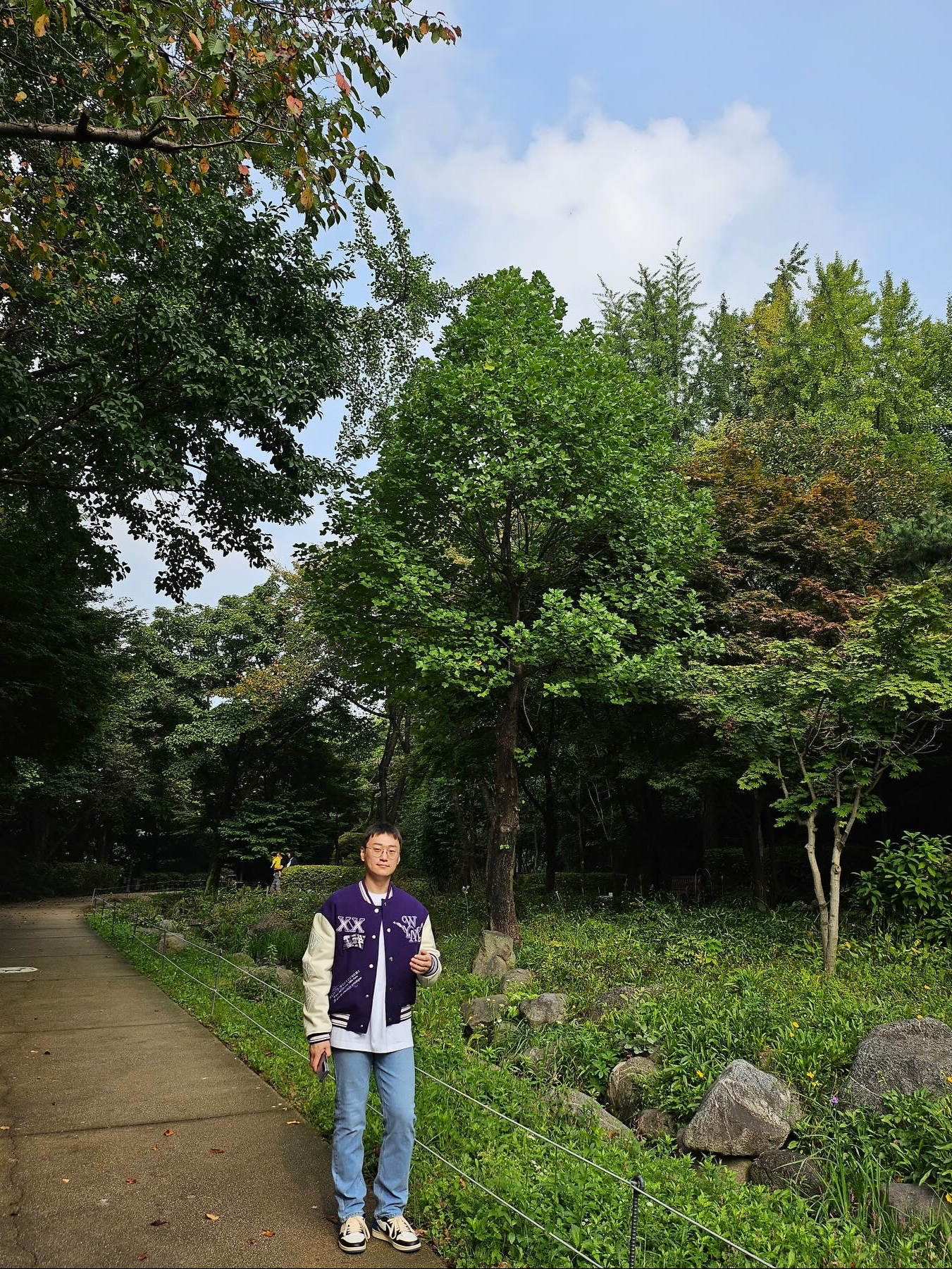 Wooyoungmi Flower Print Back Logo T-Shirt White - 23FW, Wooyoungmi Varsity Jacket Violet - 23SS 착용 스타일 - 3