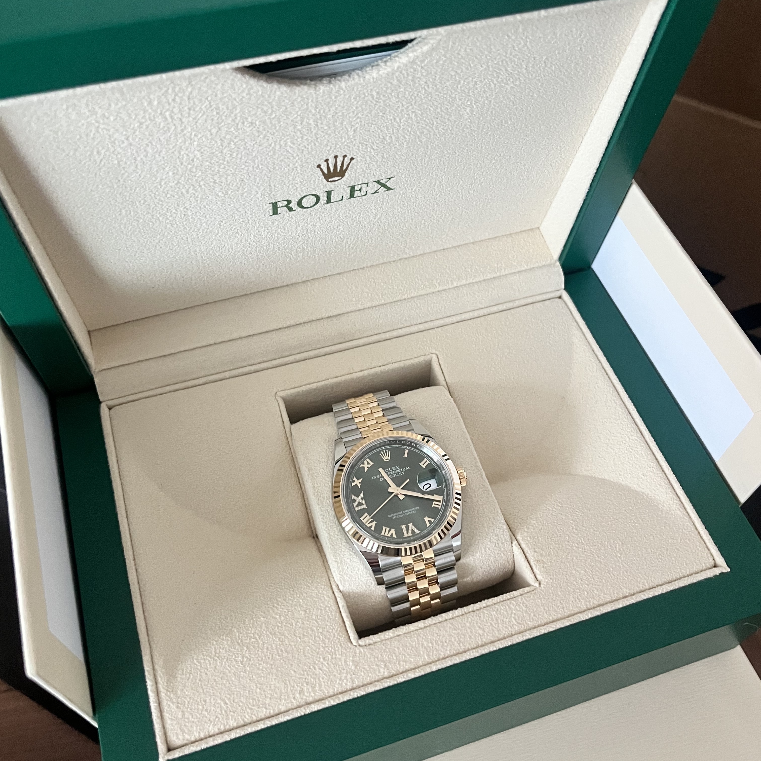 Rolex Datejust 36mm 126233 Olive Green Roman Diamond-Set Jubilee 착용 스타일