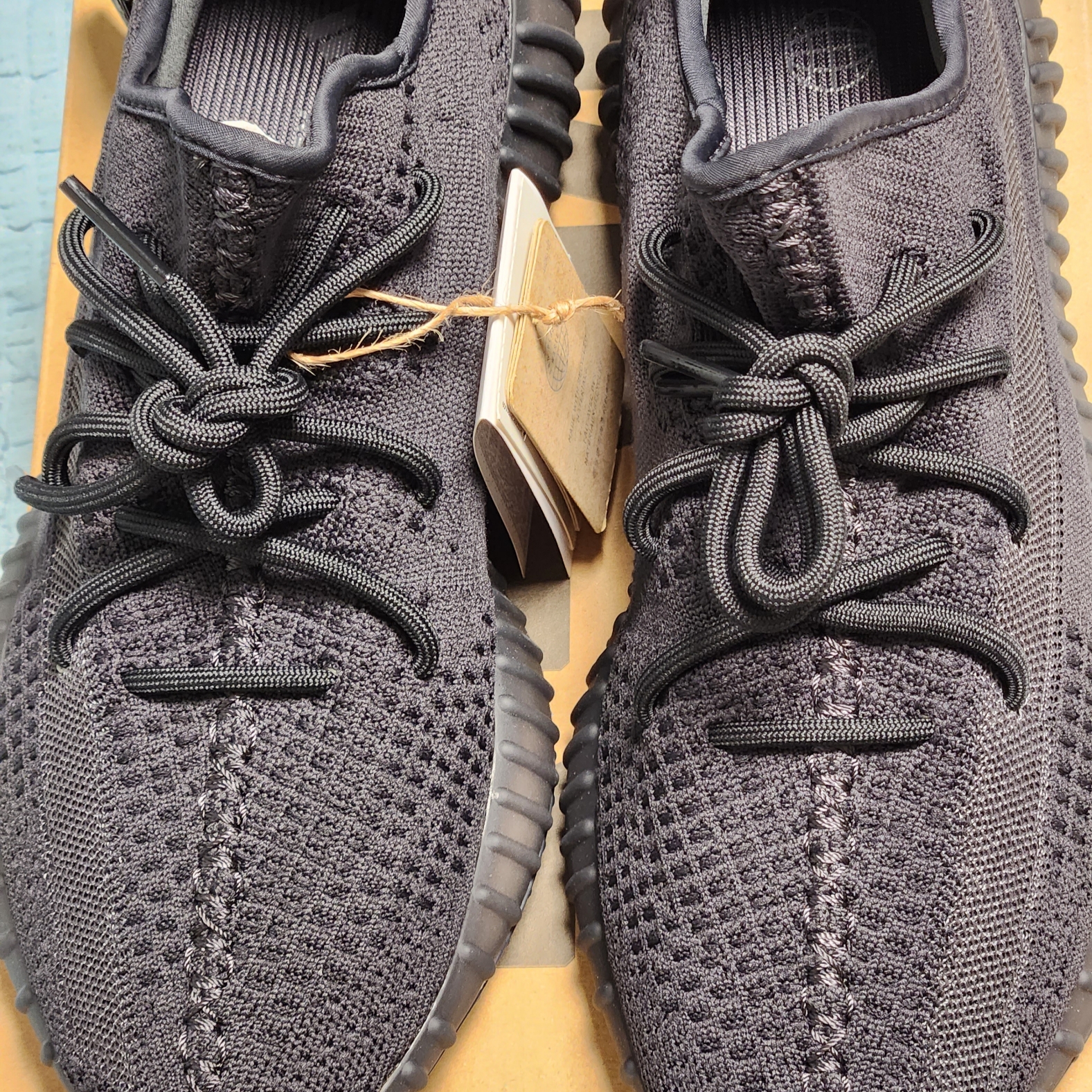 Adidas Yeezy Boost 350 V2 Onyx 착용 스타일 - 1
