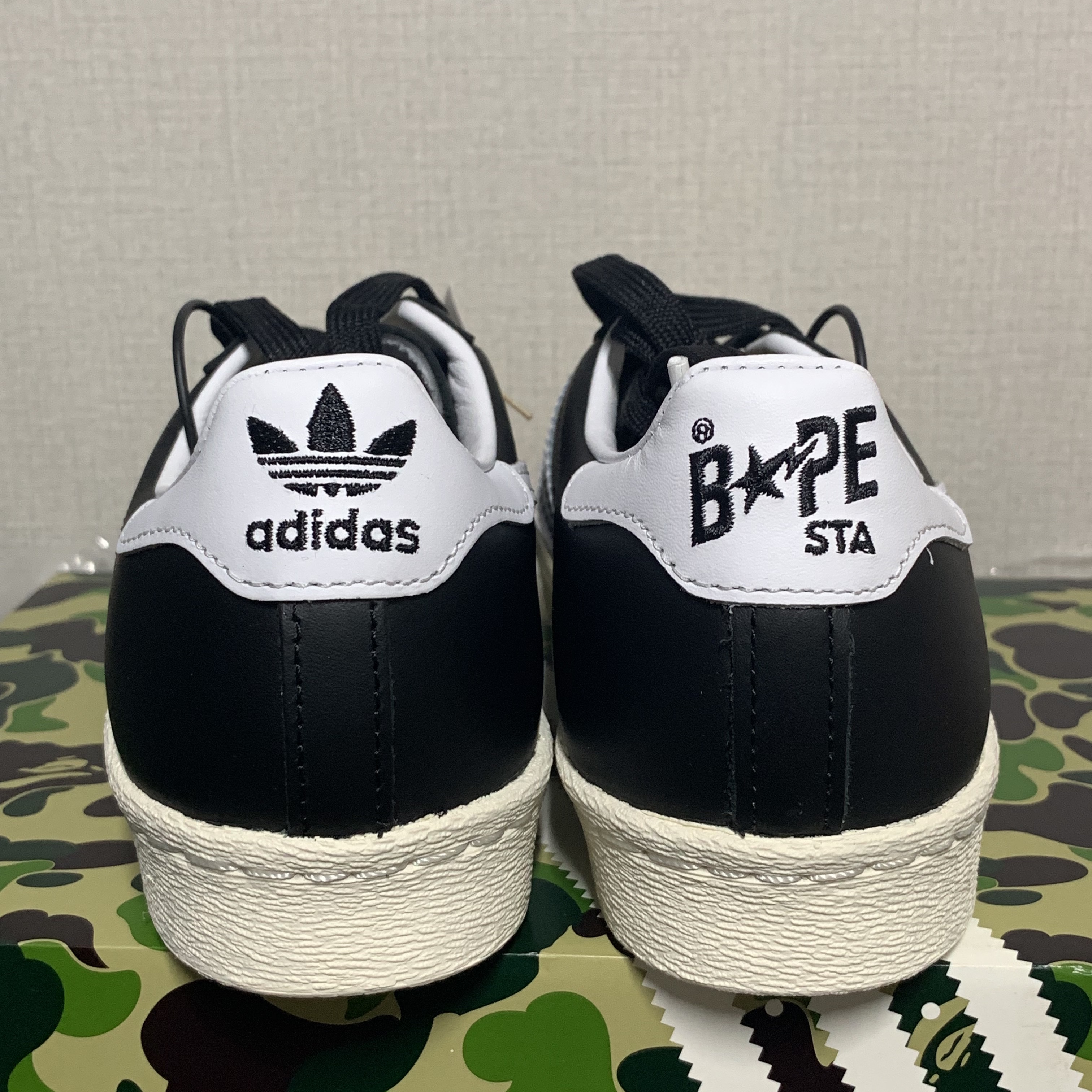 Adidas x BAPE Superstar 80s Core Black Off White 착용 스타일 - 2