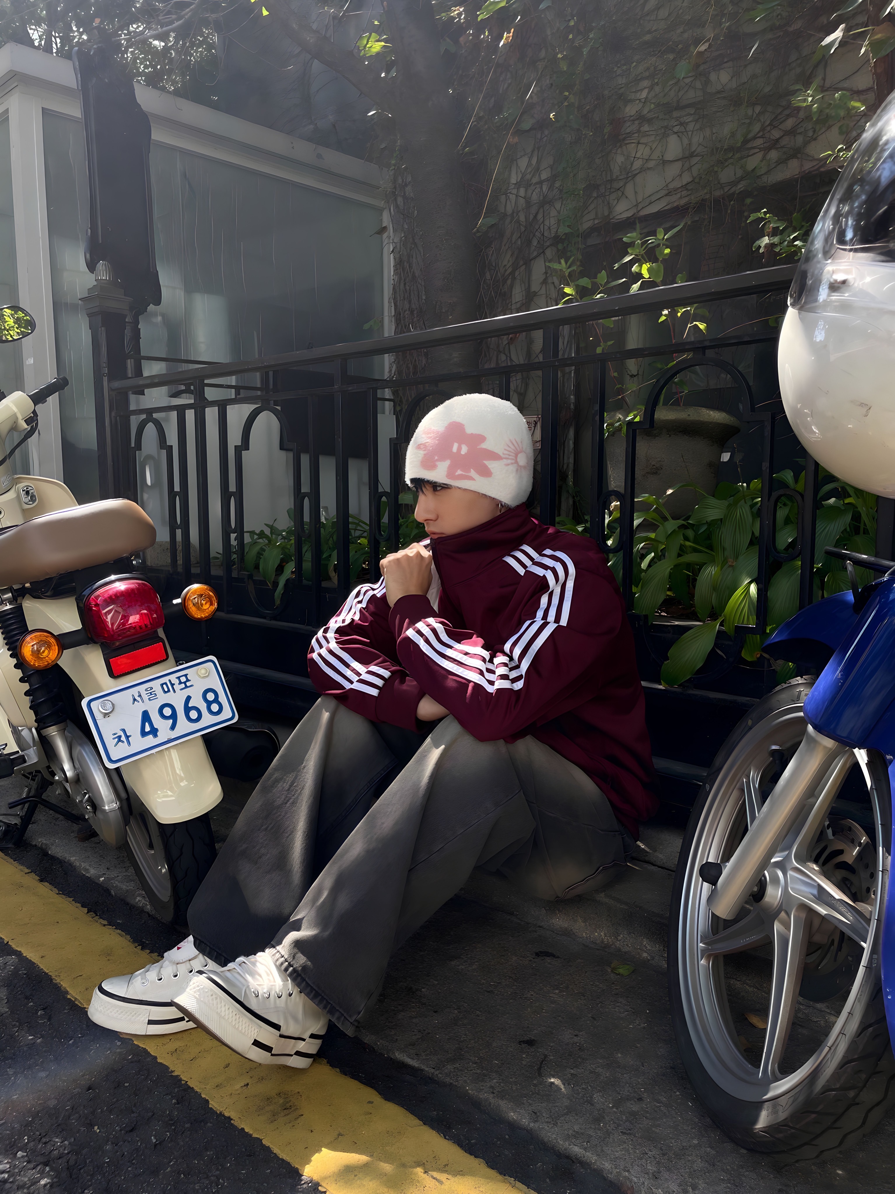 Converse x Drkshdw Drkstr Chuck 70 High Lily White, The Museum Visitor Multi Sprayed Backpack 2.0 착용 스타일 - 2