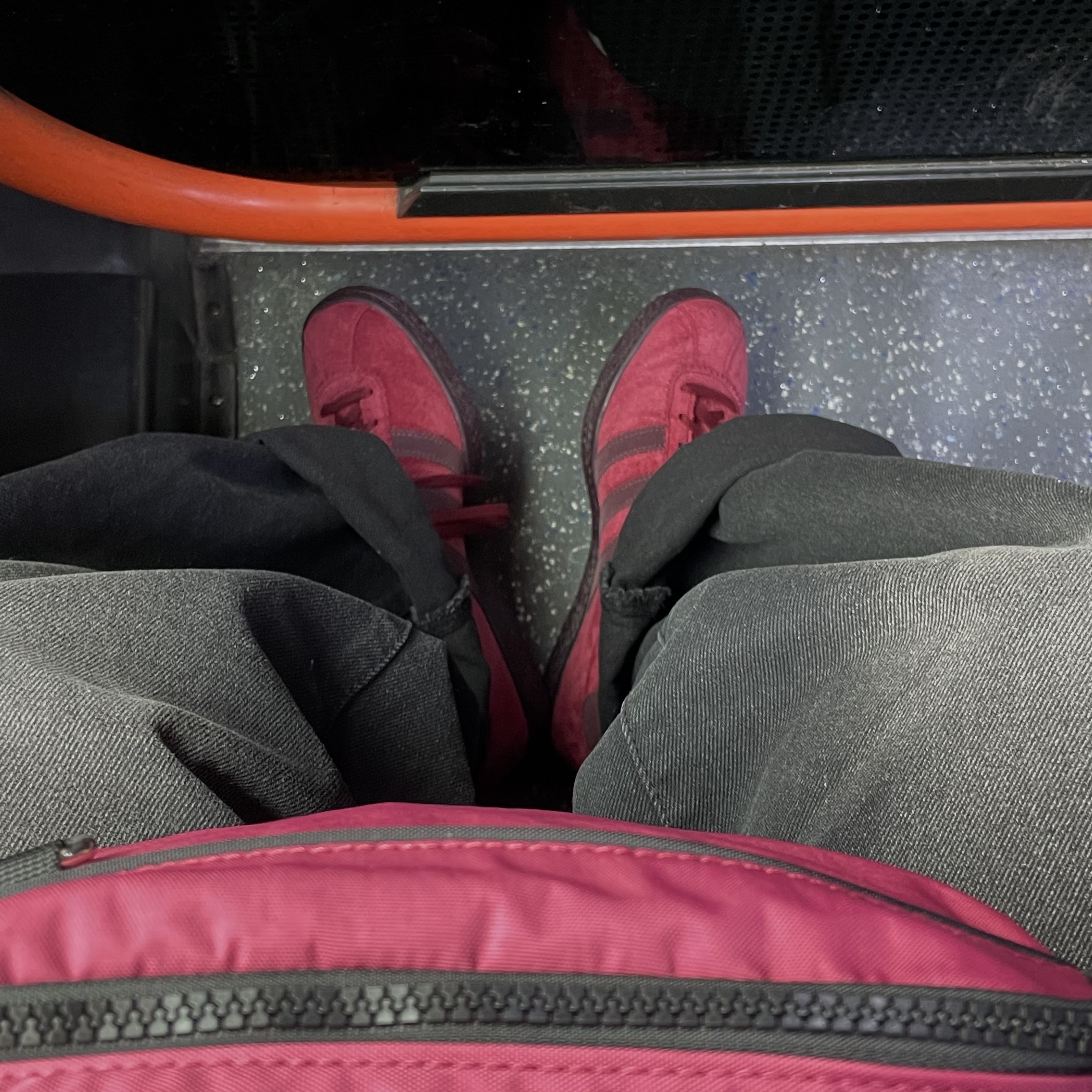 Adidas Tobacco Gruen Collegiate Burgundy 착용 스타일 - 1