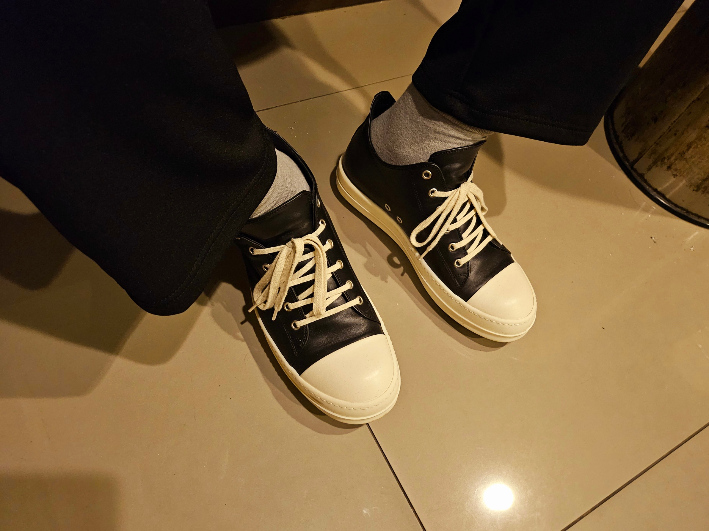 Rick Owens Full Grain Calf Leather Strobe Low Sneakers Black Milk White 착용 스타일 - 2
