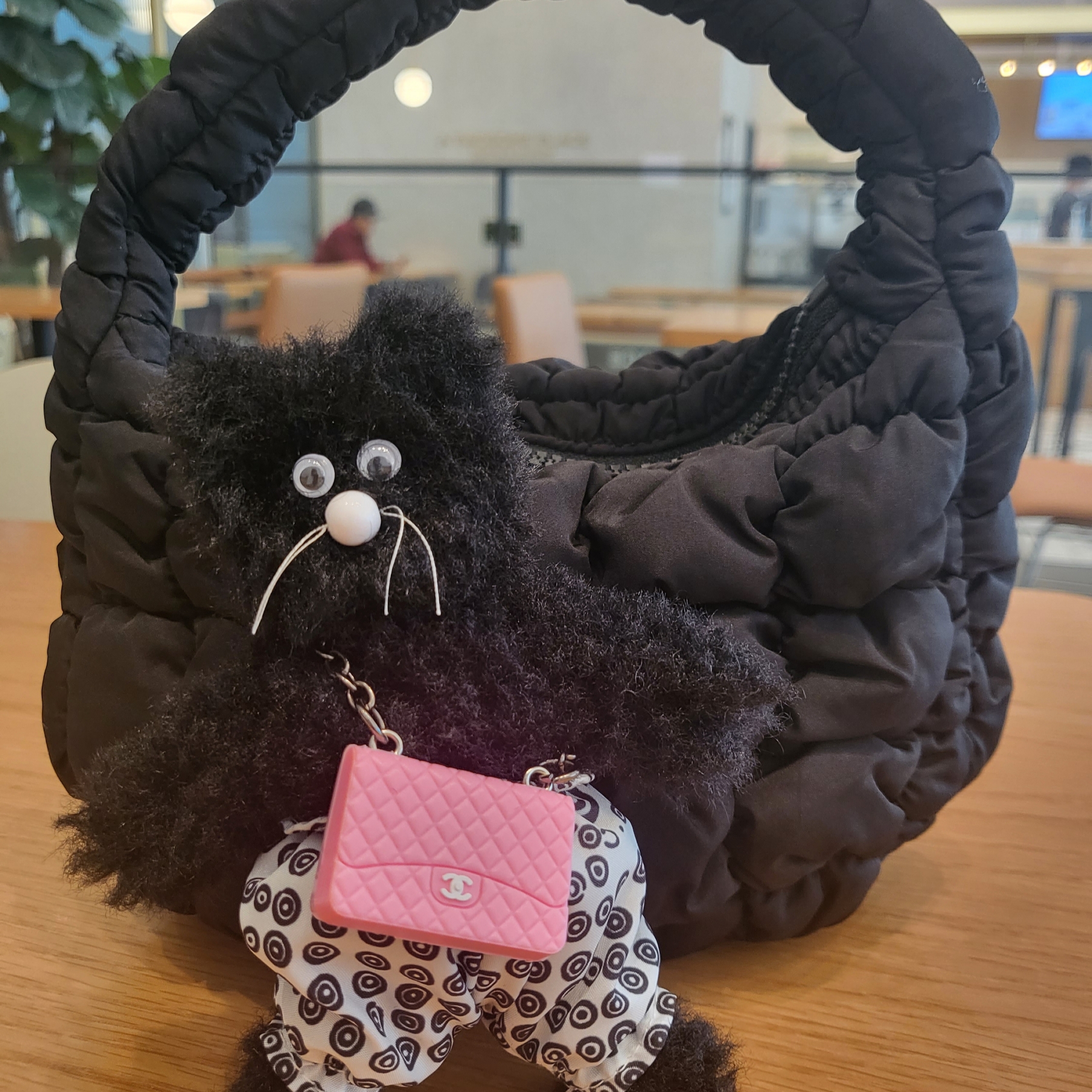 Monamhee x 10 Corso Como Bianco Keyring Black 착용 스타일 - 2