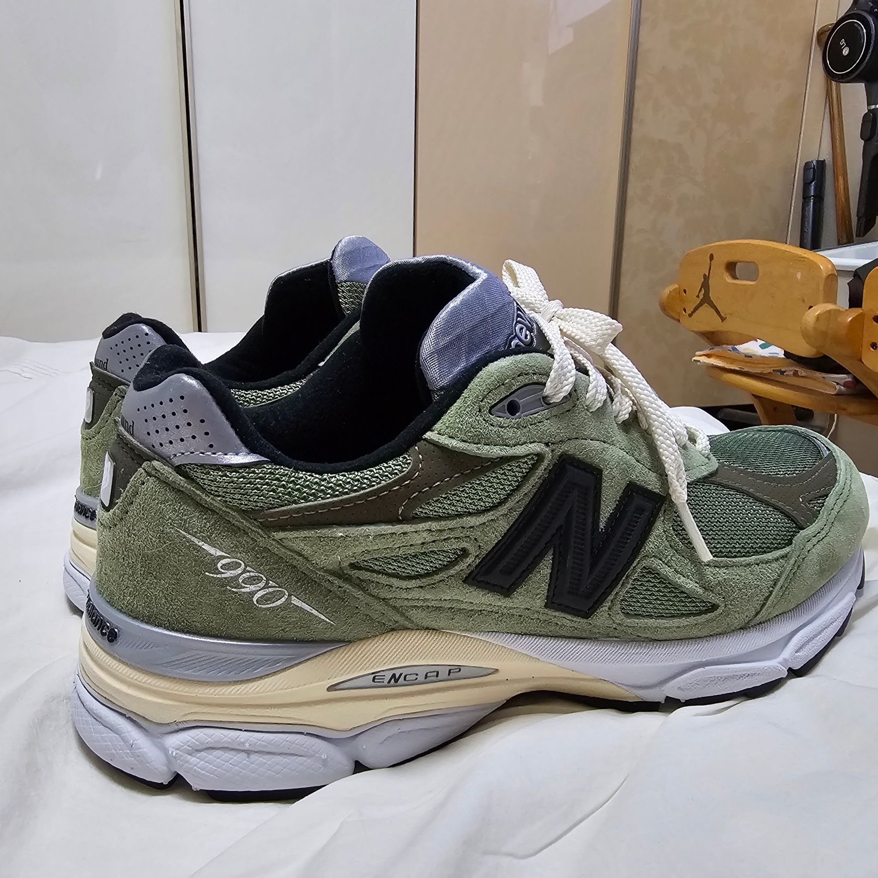 New Balance x JJJJound 990v3 Olive 착용 스타일 - 1