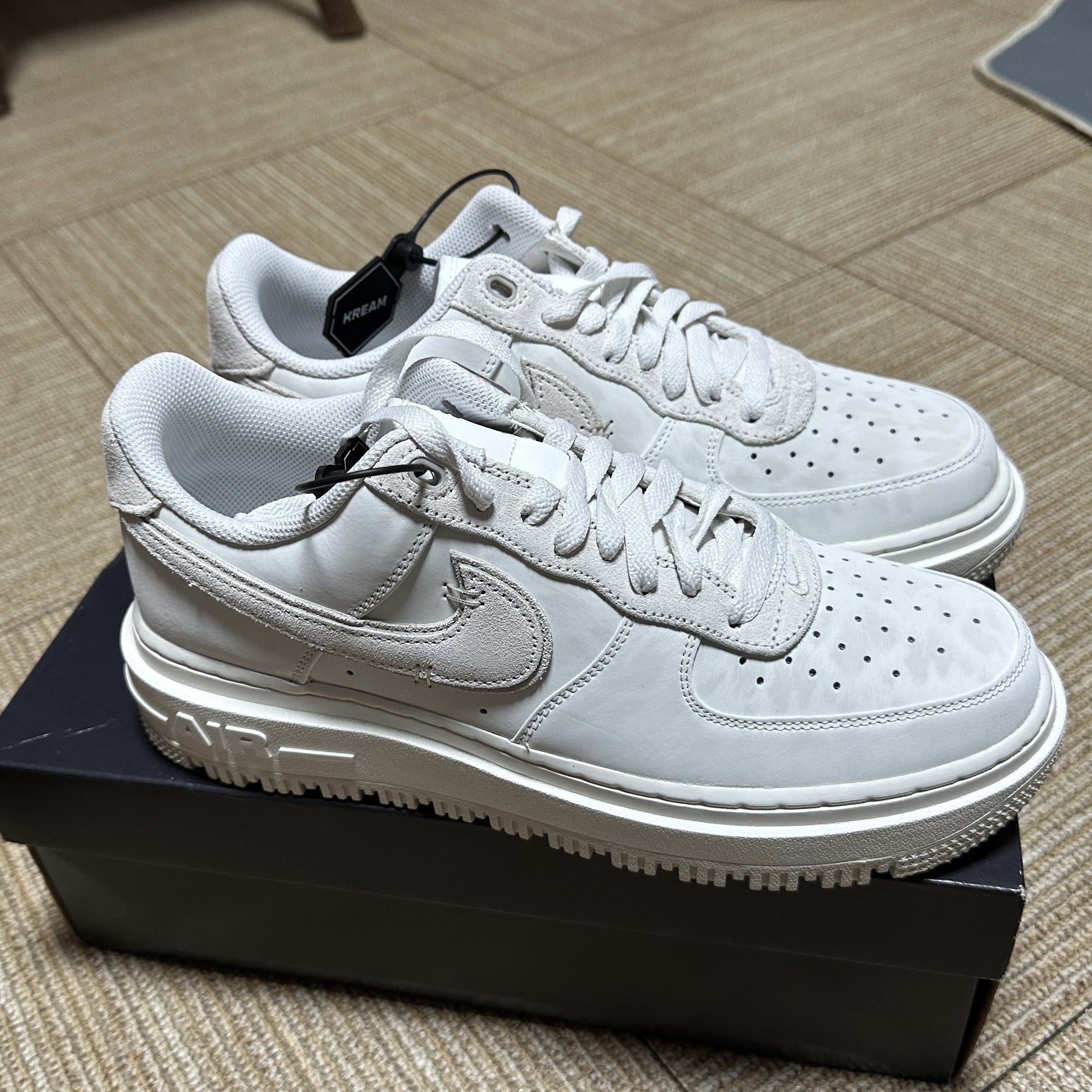 Nike Air Force 1 Luxe Summit White 착용 스타일 - 1