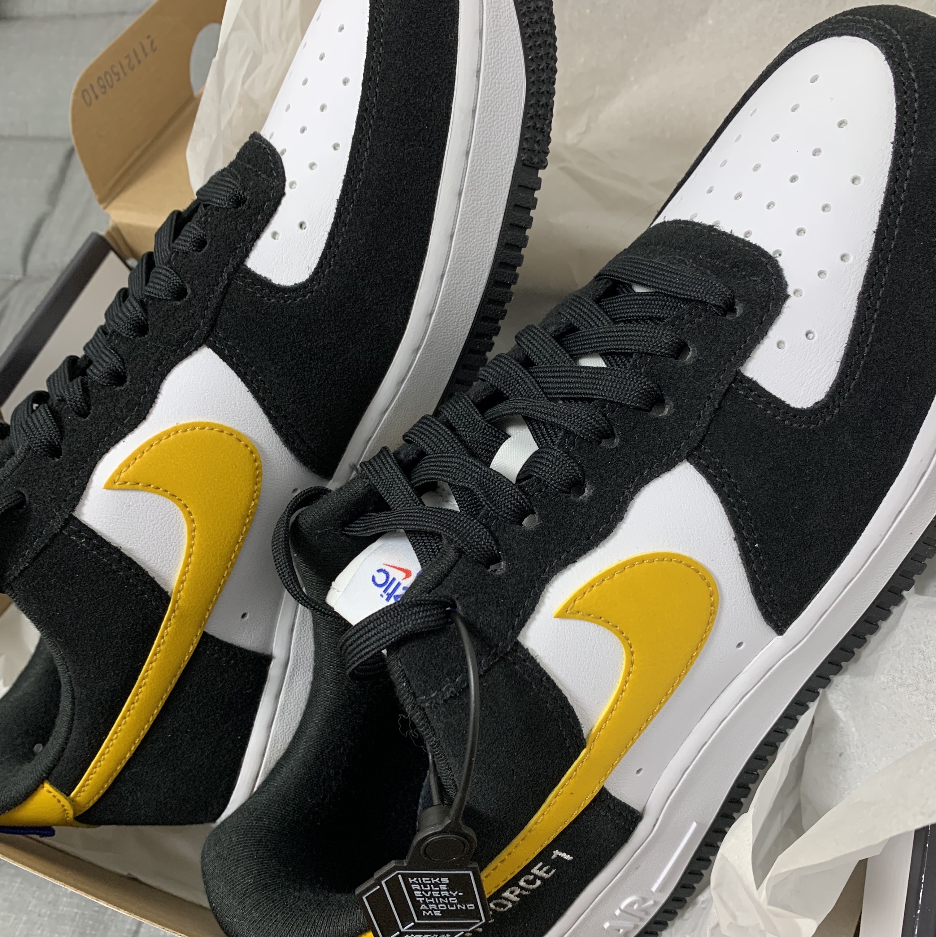 Nike Air Force 1 '07 LV8 Athletic Club Black Dark Sulfur 착용 스타일