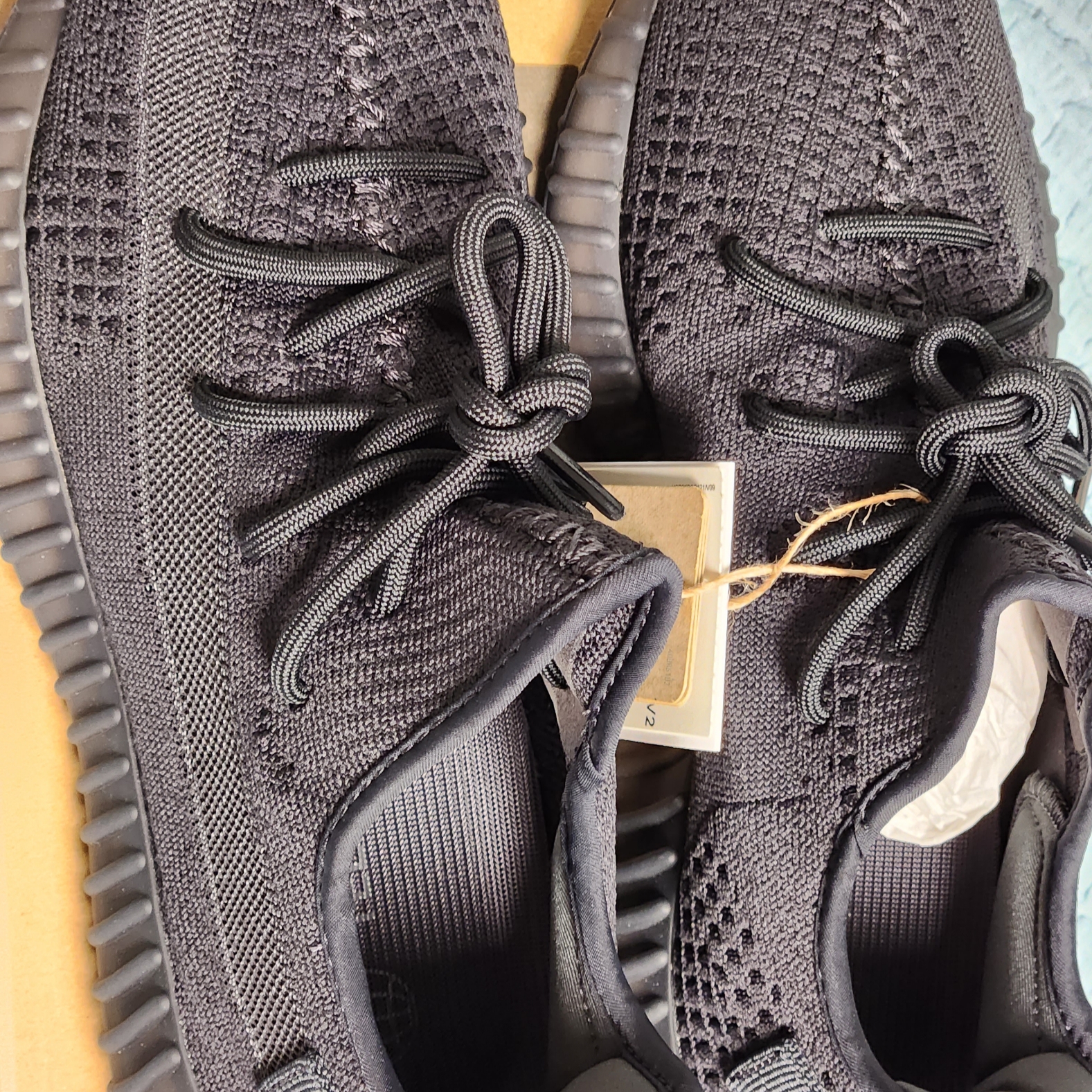 Adidas Yeezy Boost 350 V2 Onyx 착용 스타일 - 2