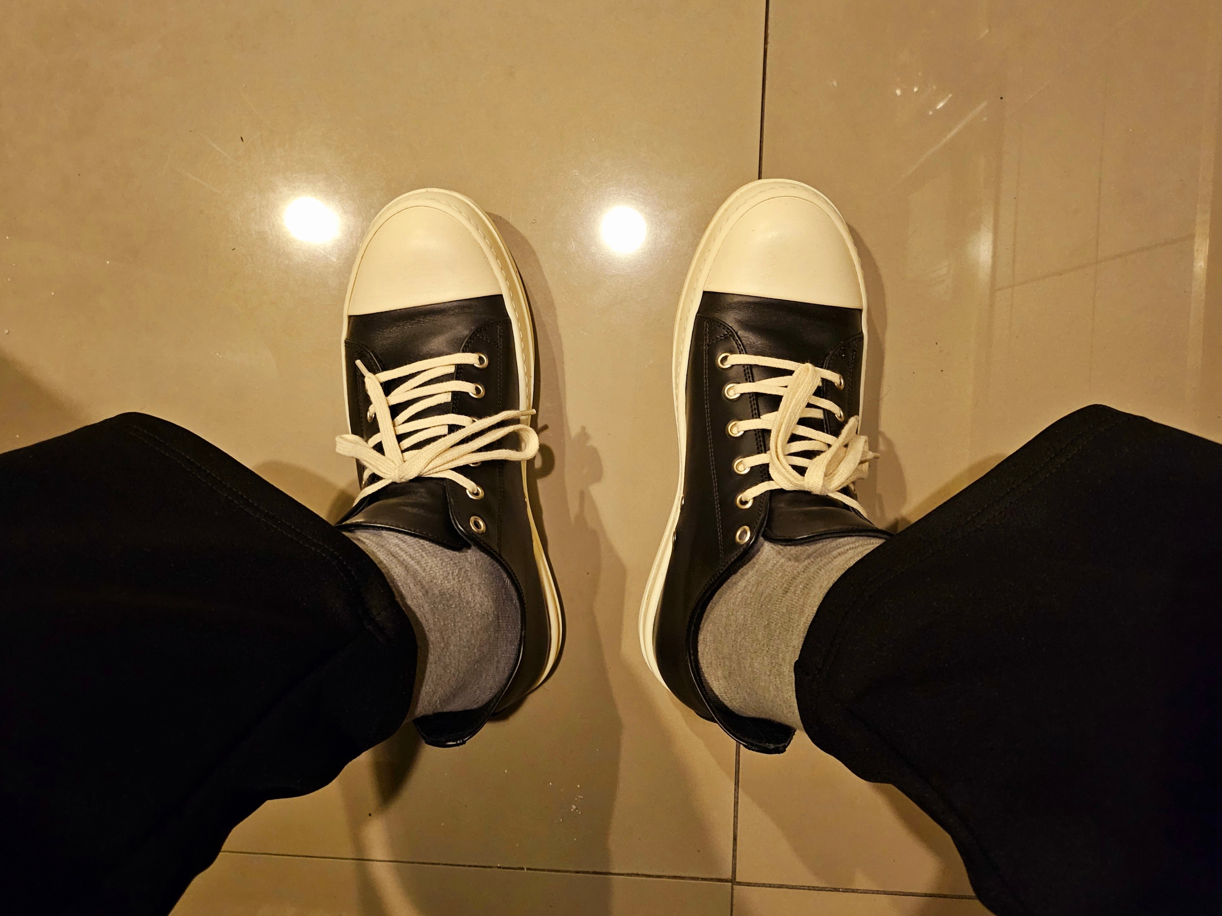 Rick Owens Full Grain Calf Leather Strobe Low Sneakers Black Milk White 착용 스타일 - 1