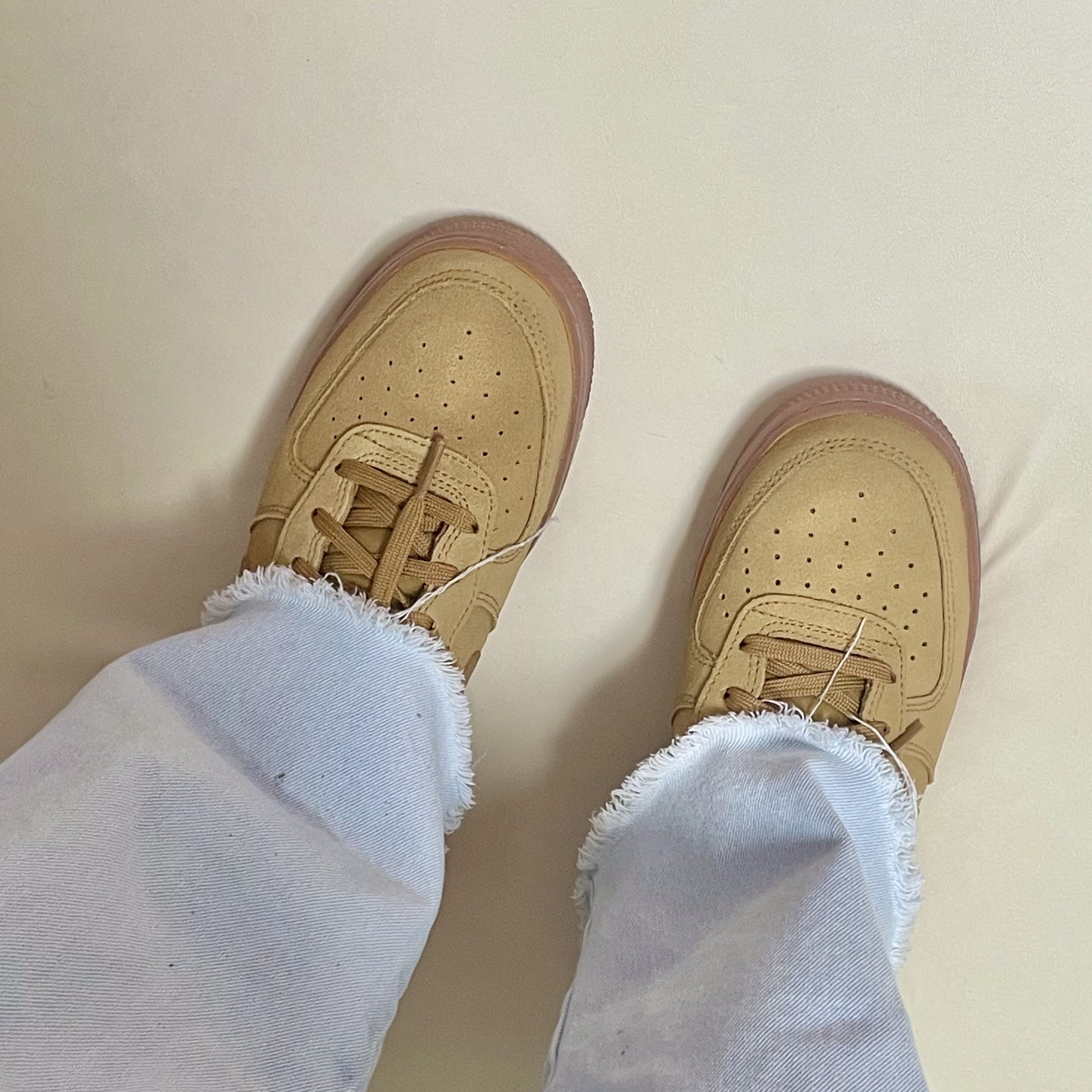 (GS) Nike Air Force 1 LV8 3 Wheat 착용 스타일