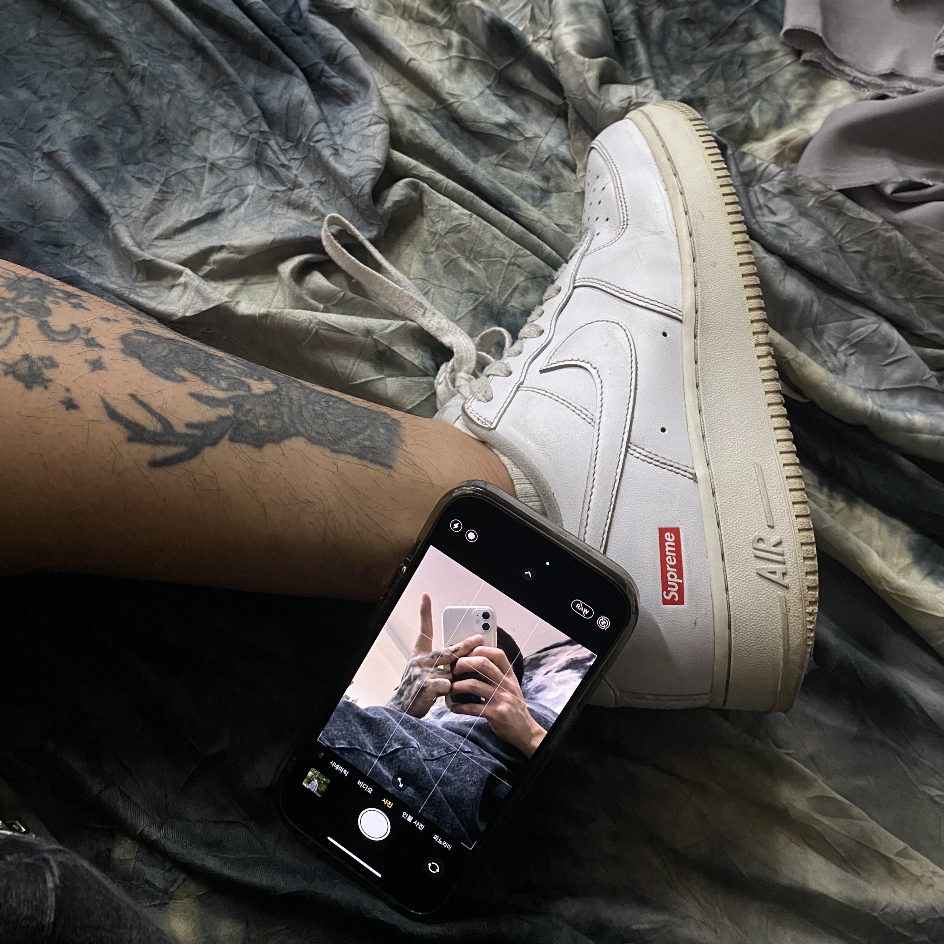 Nike x Supreme Air Force 1 Low White 착용 스타일 - 1