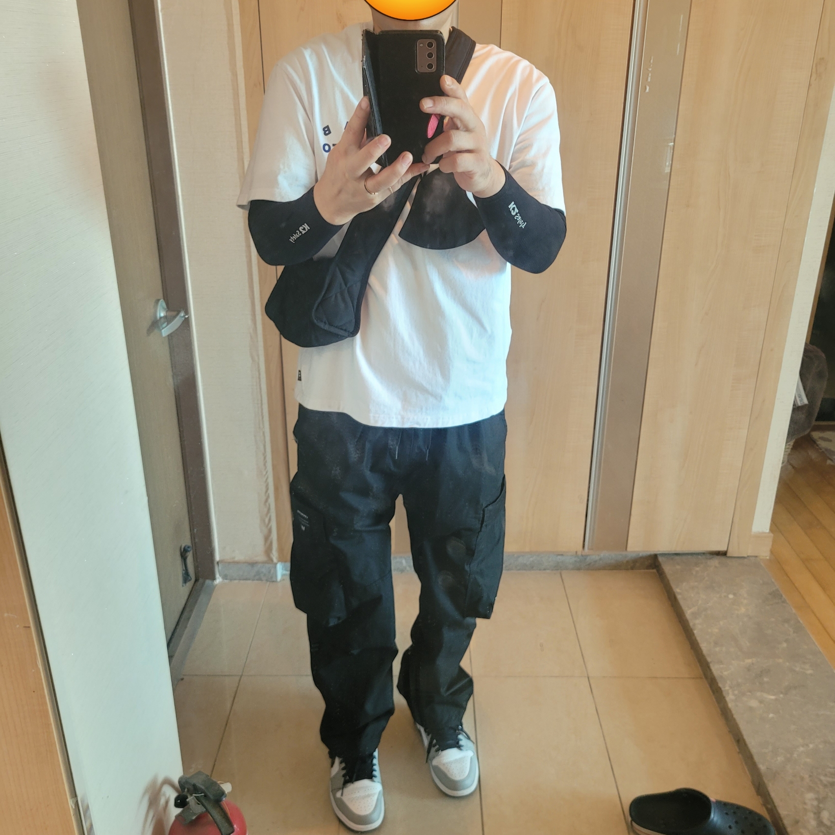 IAB Studio T-Shirt White Navy - 22FW, Jordan 1 Low Light Smoke Grey 착용 스타일