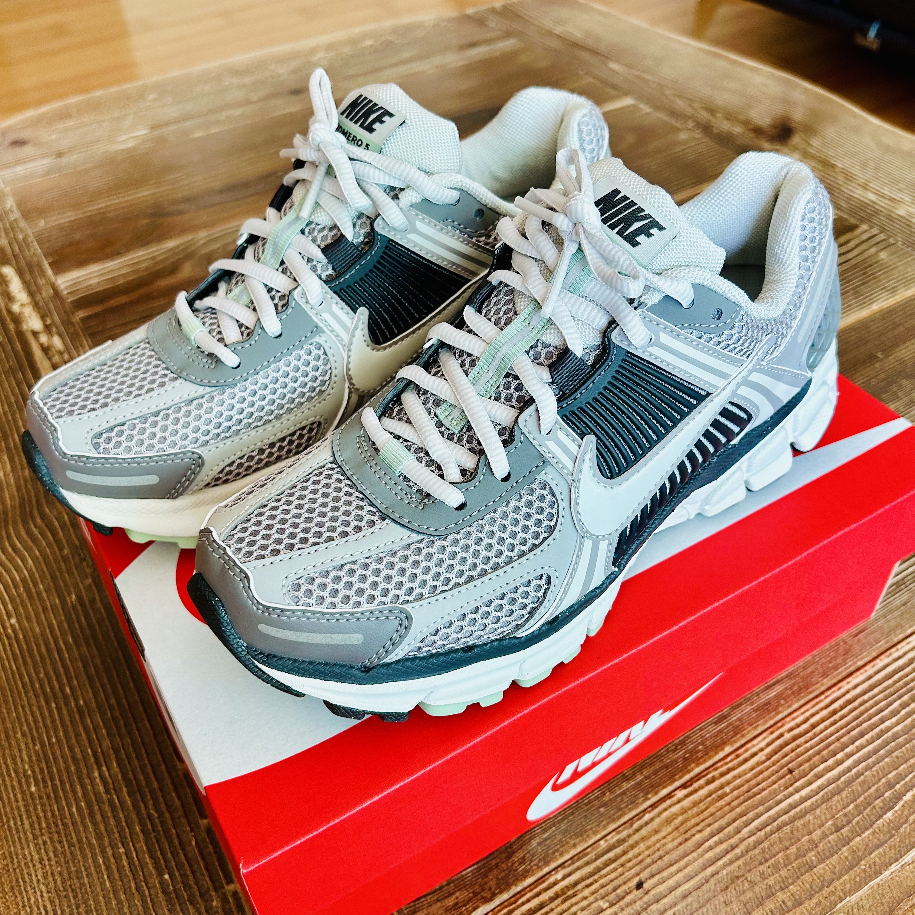 (W) Nike Zoom Vomero 5 Cobblestone and Flat Pewter 착용 스타일 - 2