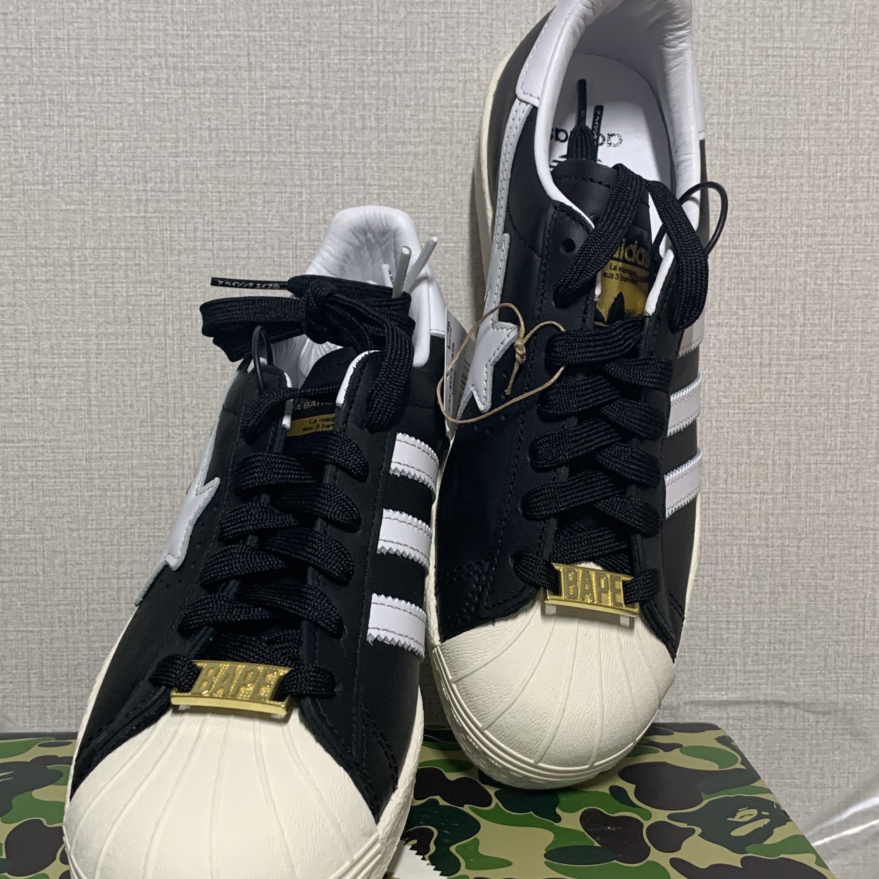Adidas x BAPE Superstar 80s Core Black Off White 착용 스타일 - 3