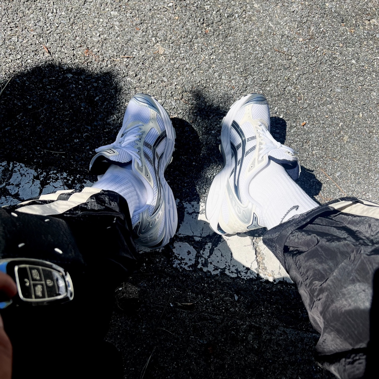 (W) Asics Gel-Kayano 14 White Midnight, Maison Margiela 6 Hooks Leather Keyholder Black 착용 스타일