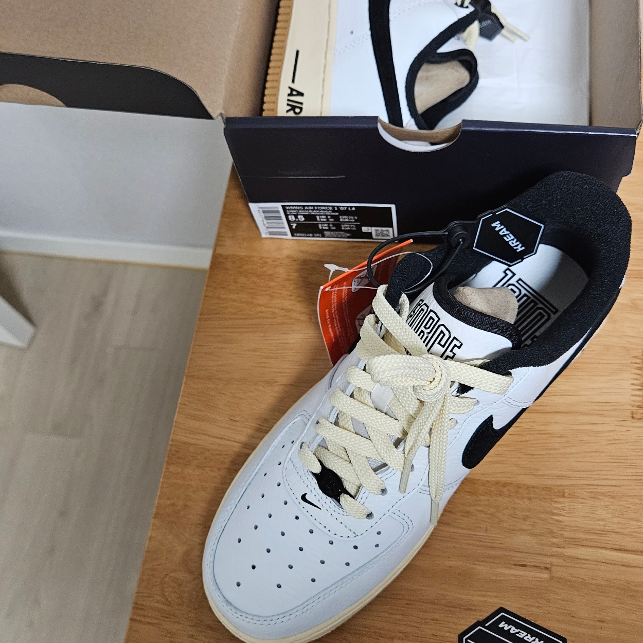 (W) Nike Air Force 1 '07 LX Black and Summit White 착용 스타일 - 2
