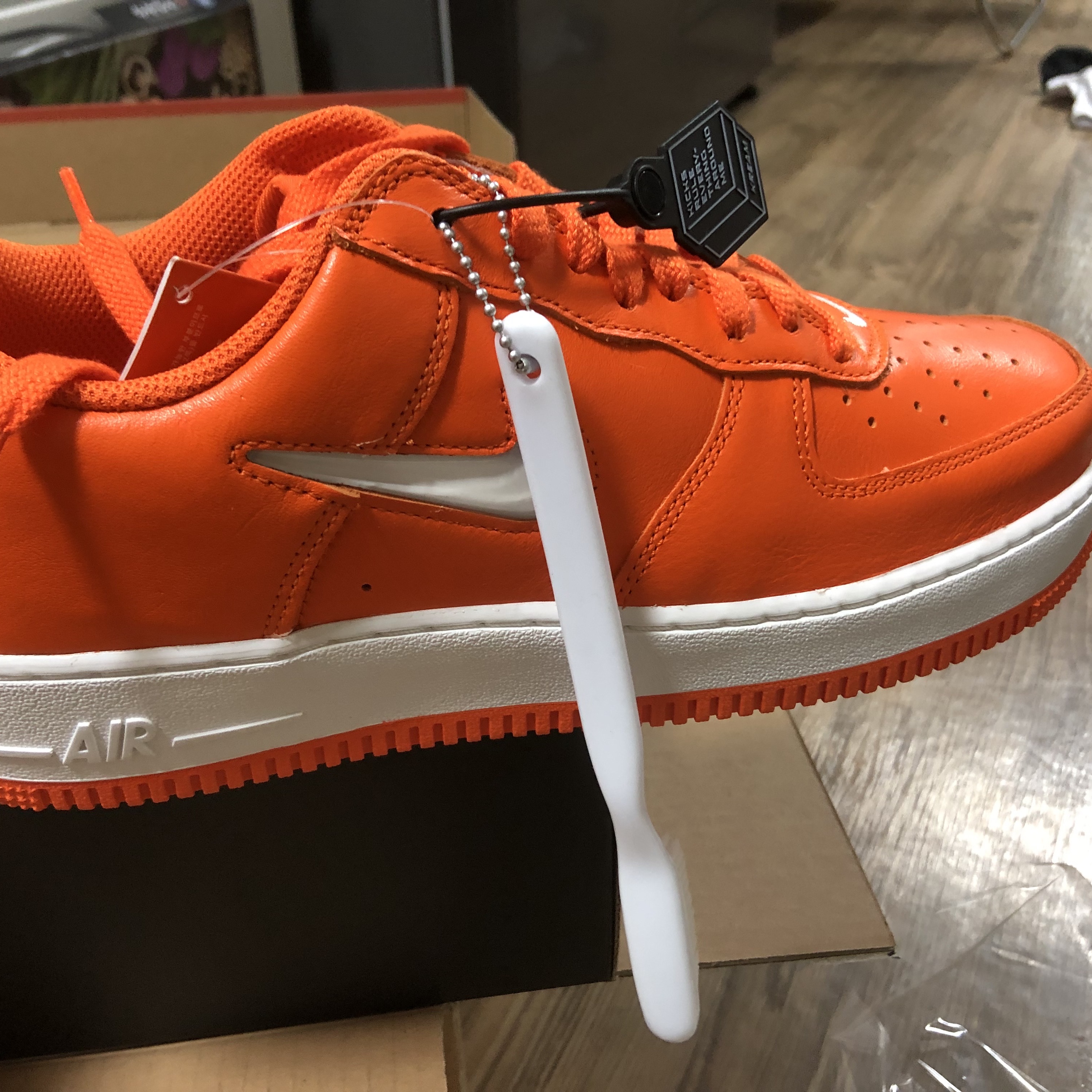 Nike Air Force 1 Low Retro Color of The Month Safety Orange 착용 스타일 - 1