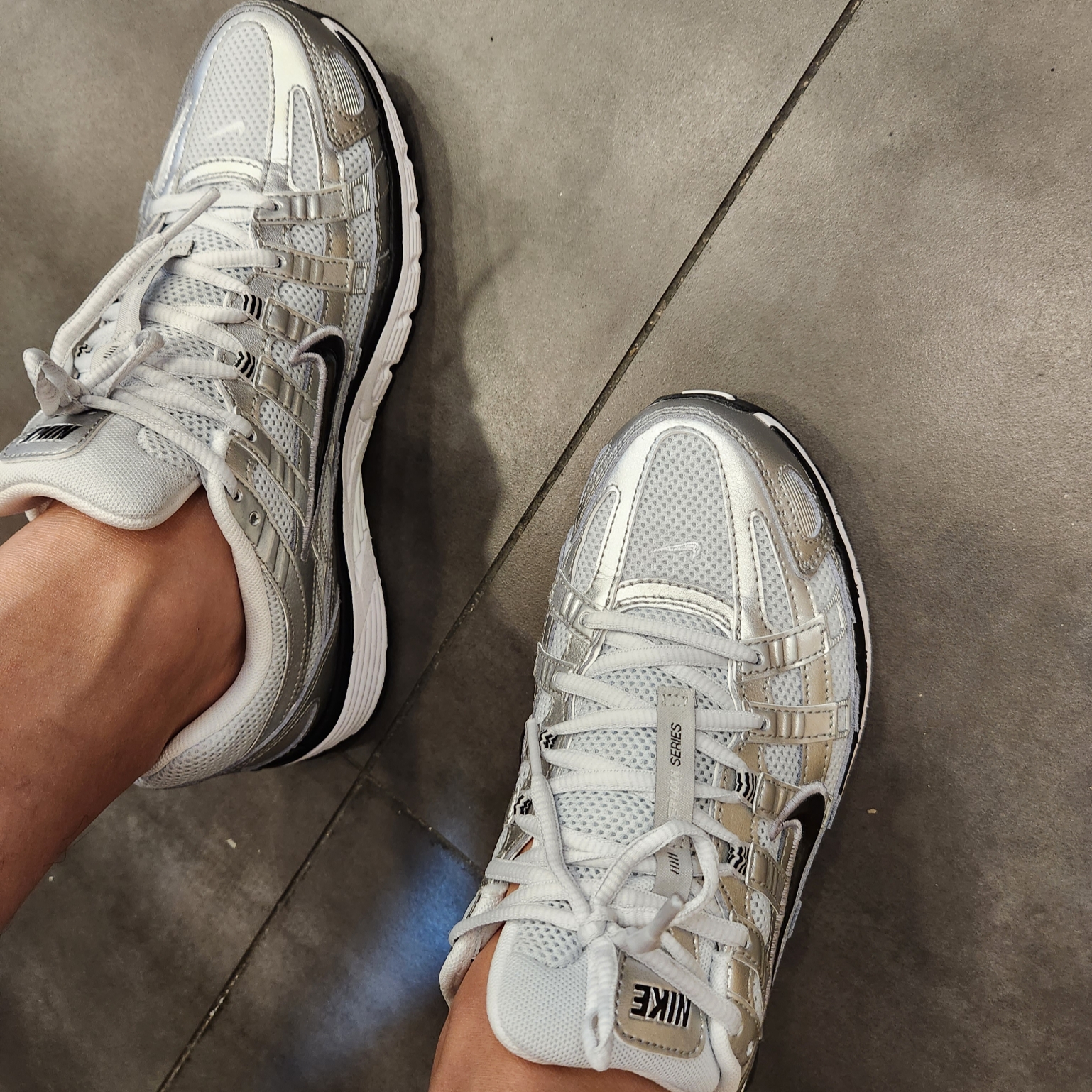 (W) Nike P-6000 White Metallic Silver 착용 스타일