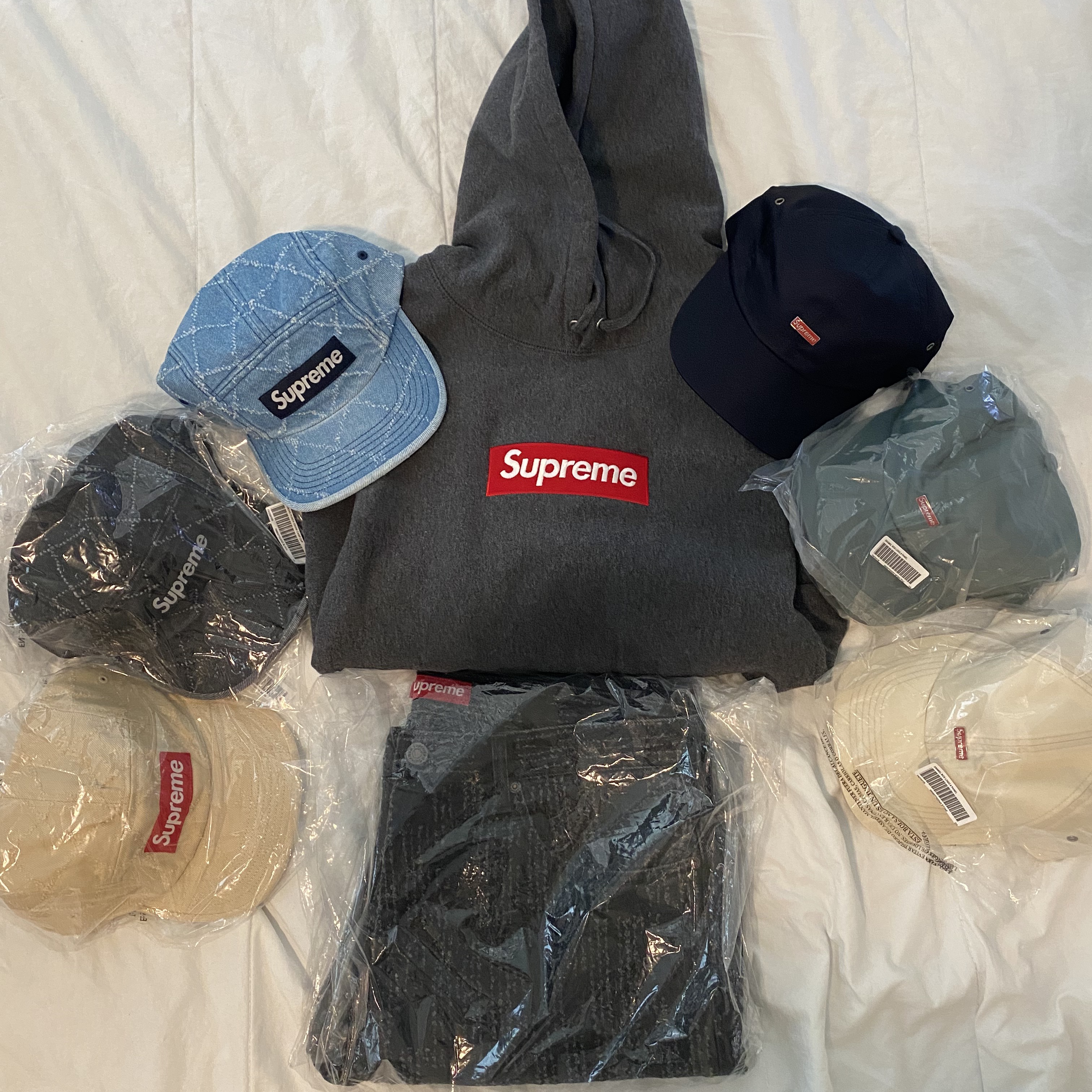 Supreme Box Logo Hooded Sweatshirt Charcoal - 21FW, Supreme Needle Punch Regular Jean Washed Black - 23FW 착용 스타일