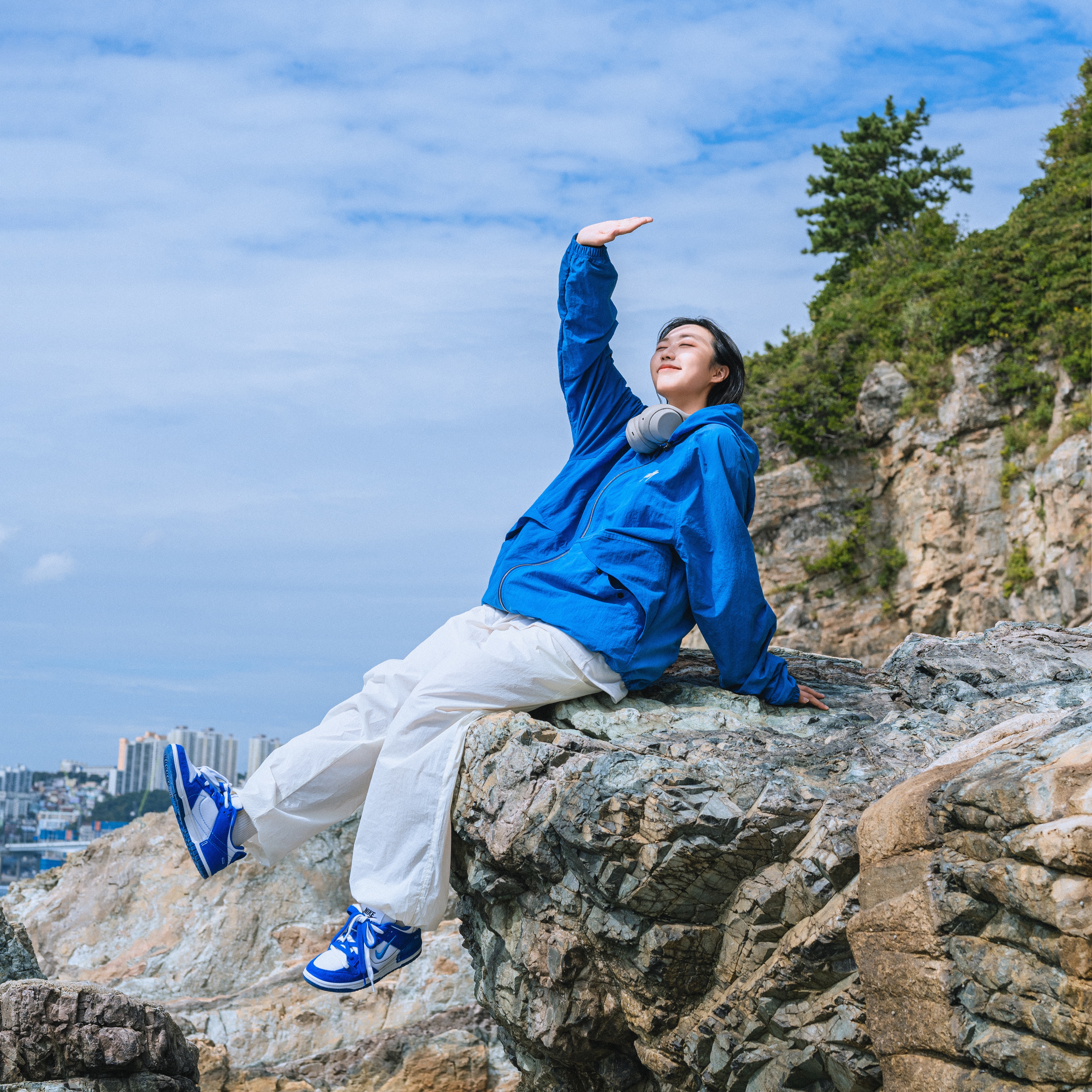 Stussy Wave Dye Beach Shell Jacket Cobalt, (W) Nike Dunk Low Disrupt 2 White and University Blue 착용 스타일 - 5