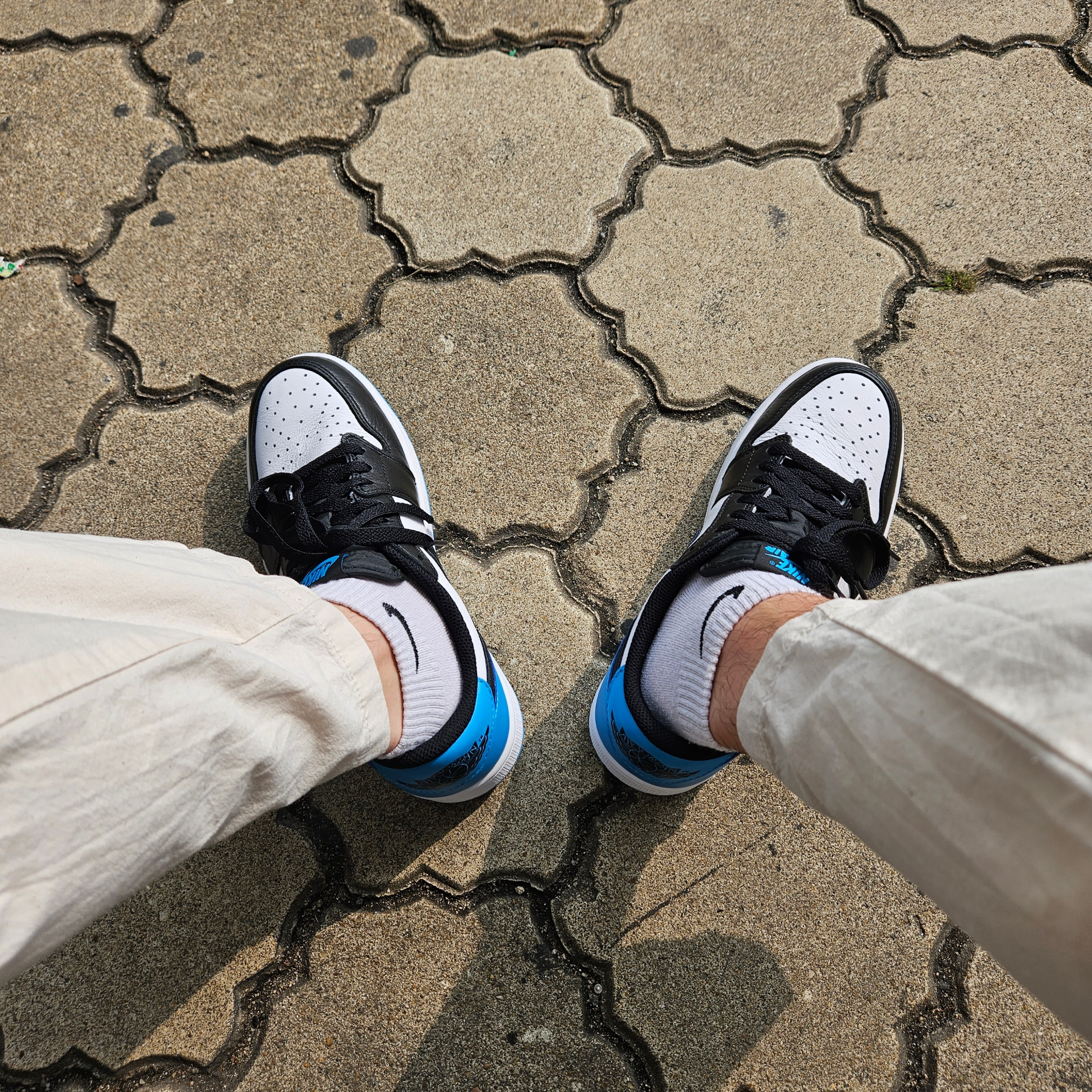 Jordan 1 Retro Low OG Black and Dark Powder Blue 착용 스타일