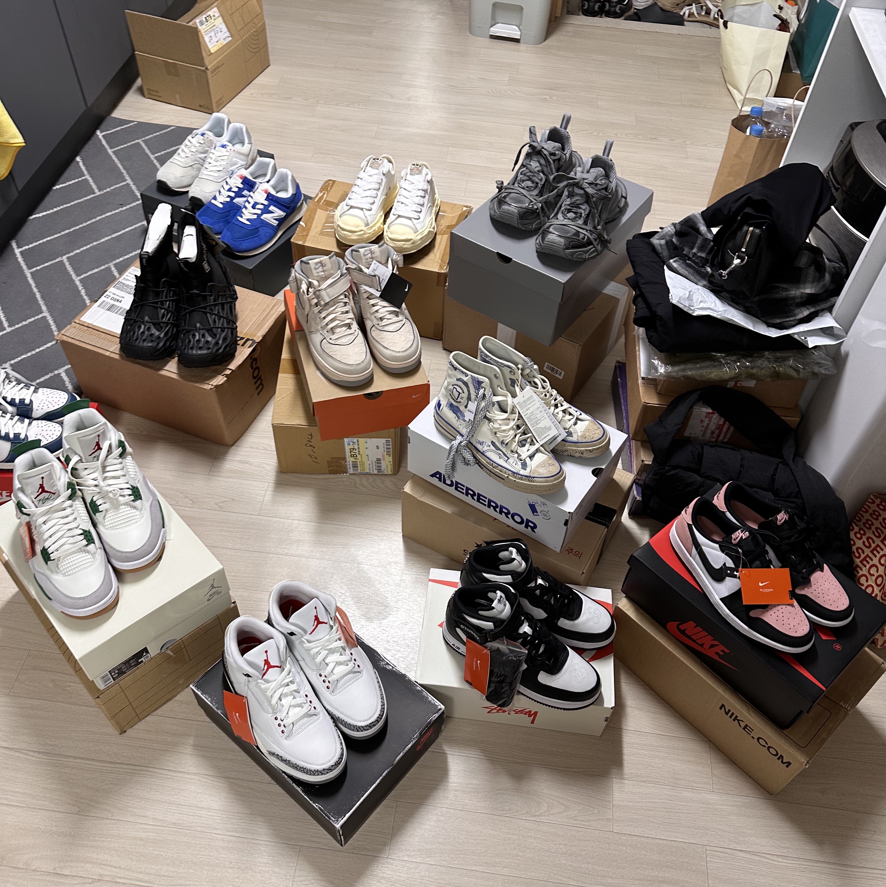 Balenciaga 3XL Sneakers Grey Black, Maison Mihara Yasuhiro Hank VL OG Sole Canvas Low-top Sneakers White 착용 스타일