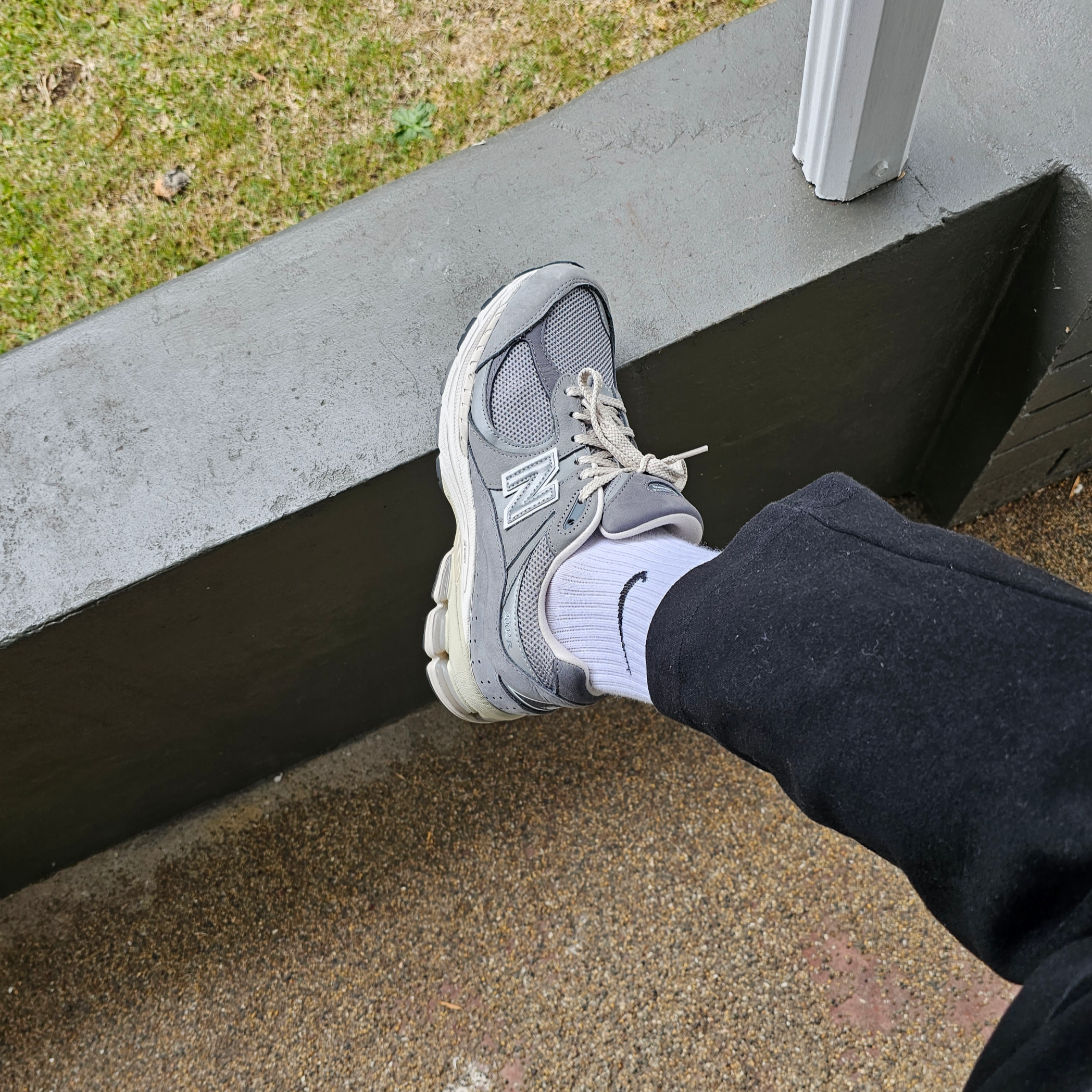 New Balance 2002R Premium Vintage Grey 착용 스타일 - 1
