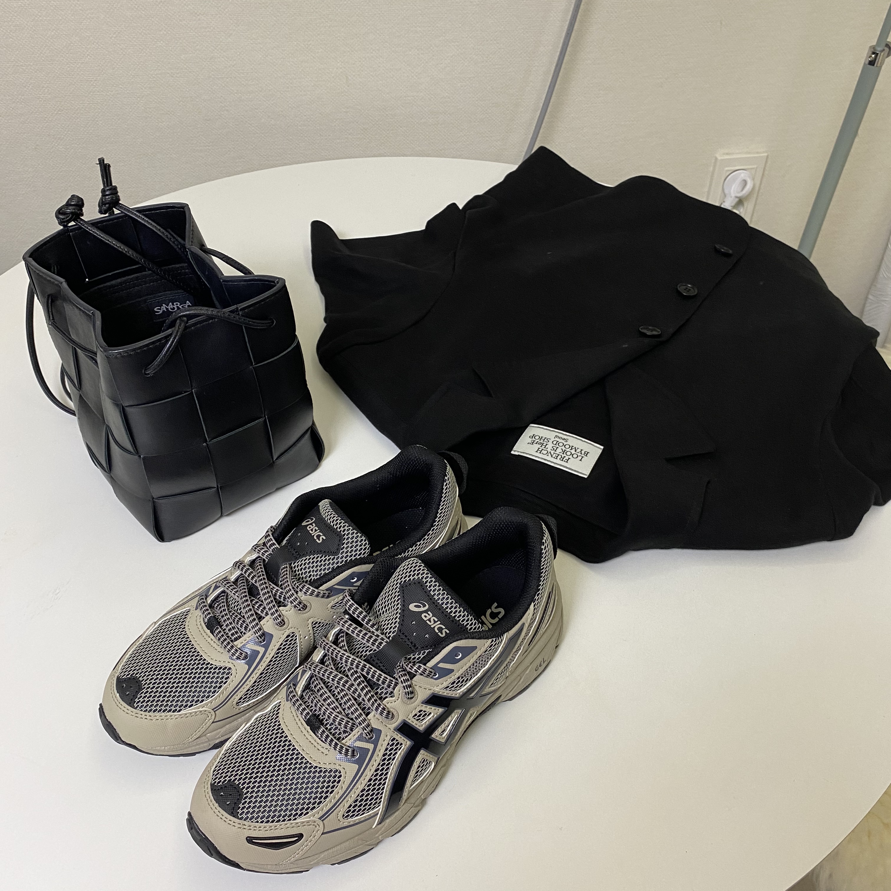 Asics Gel-Venture 6 Feather Grey Black 착용 스타일 - 2