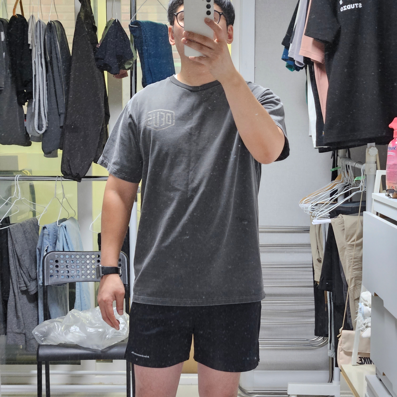 Deus Ex Machina Vintage Washed Seoul T-Shirt Charcoal Black 착용 스타일 - 1