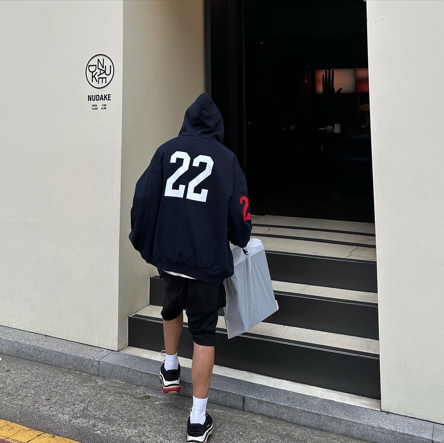 Balenciaga Triple S Sneakers Black 착용 스타일 - 3