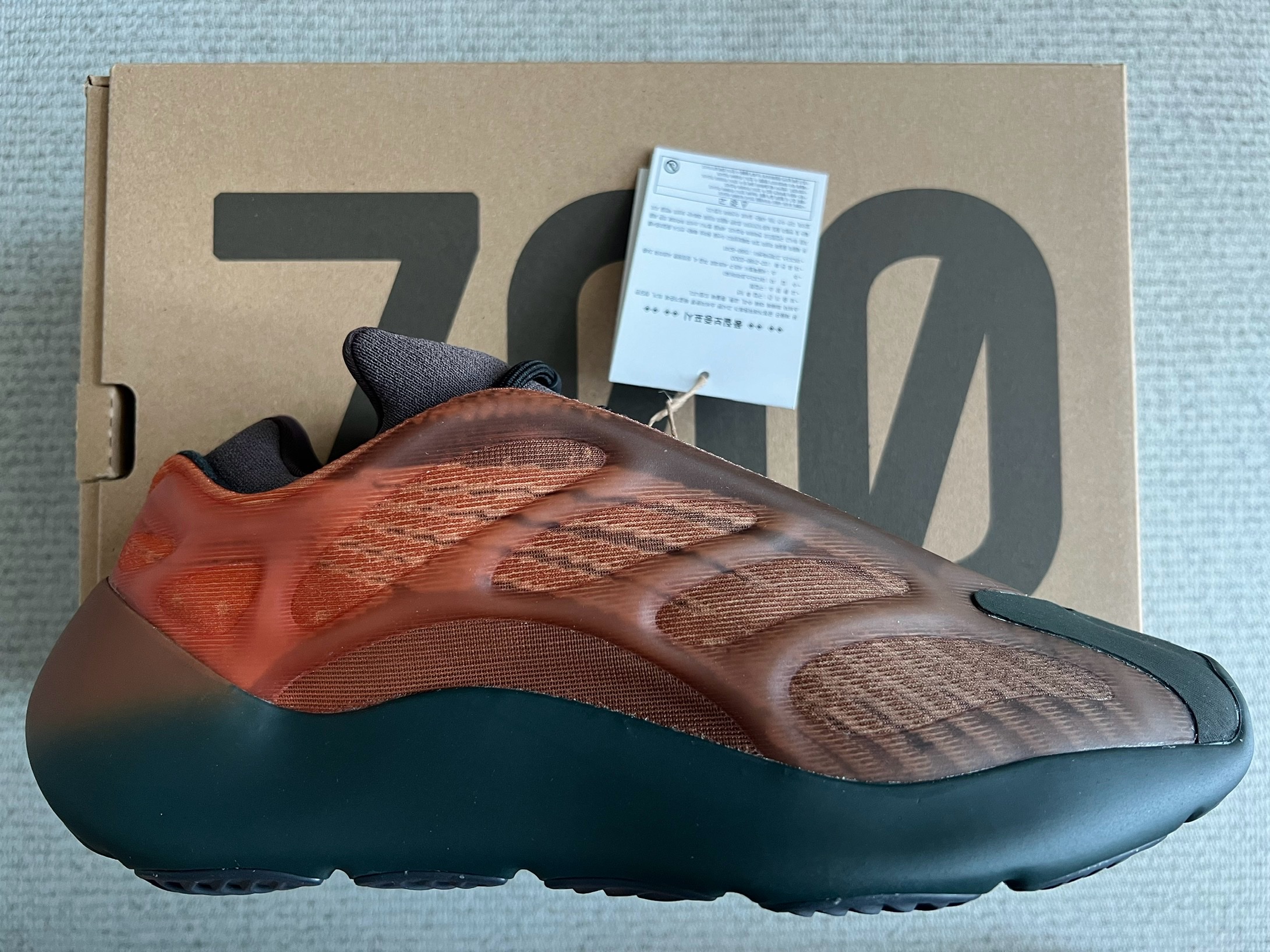 Adidas Yeezy 700 V3 Copper Fade 착용 스타일