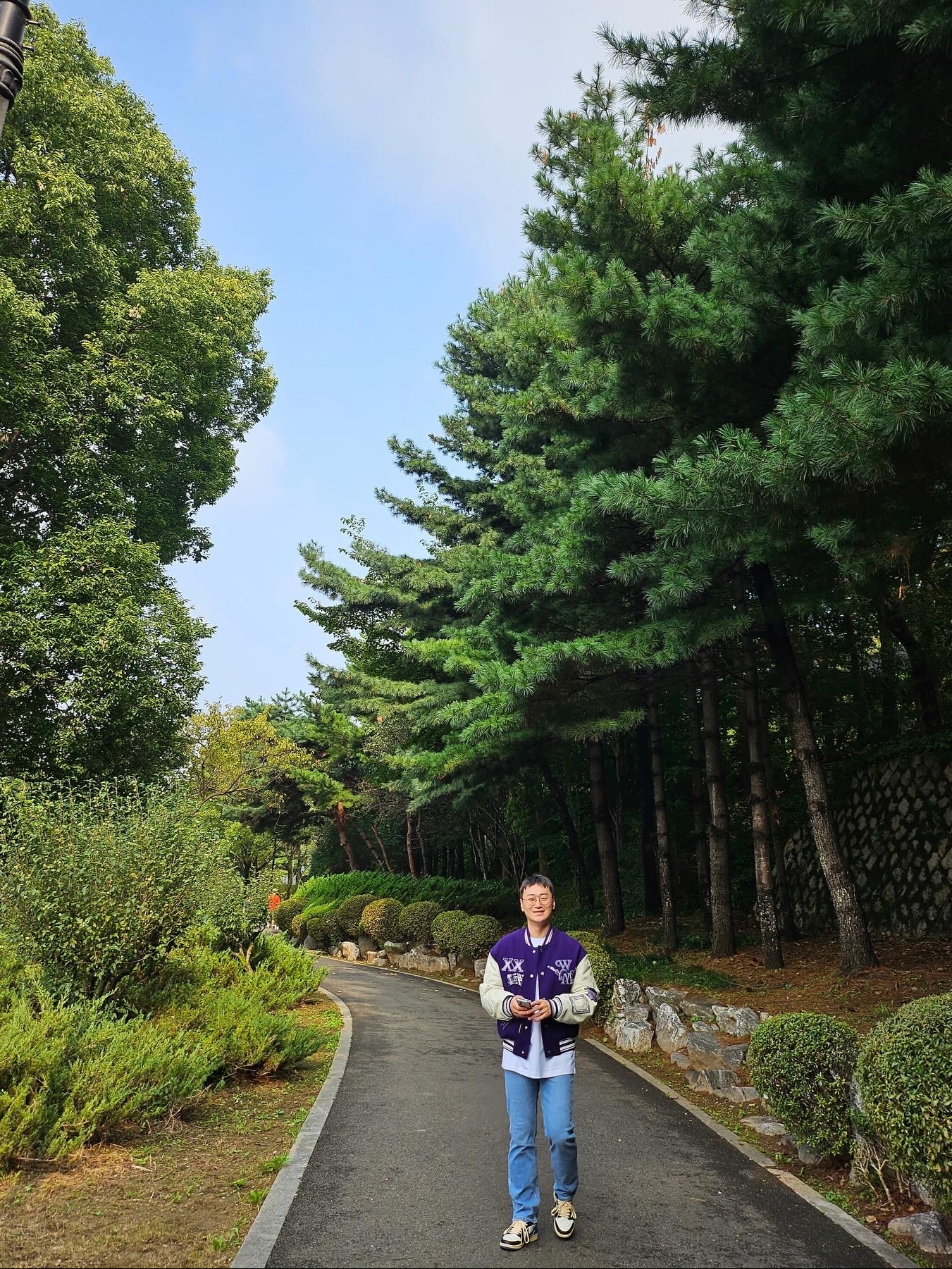 Wooyoungmi Flower Print Back Logo T-Shirt White - 23FW, Wooyoungmi Varsity Jacket Violet - 23SS 착용 스타일 - 4