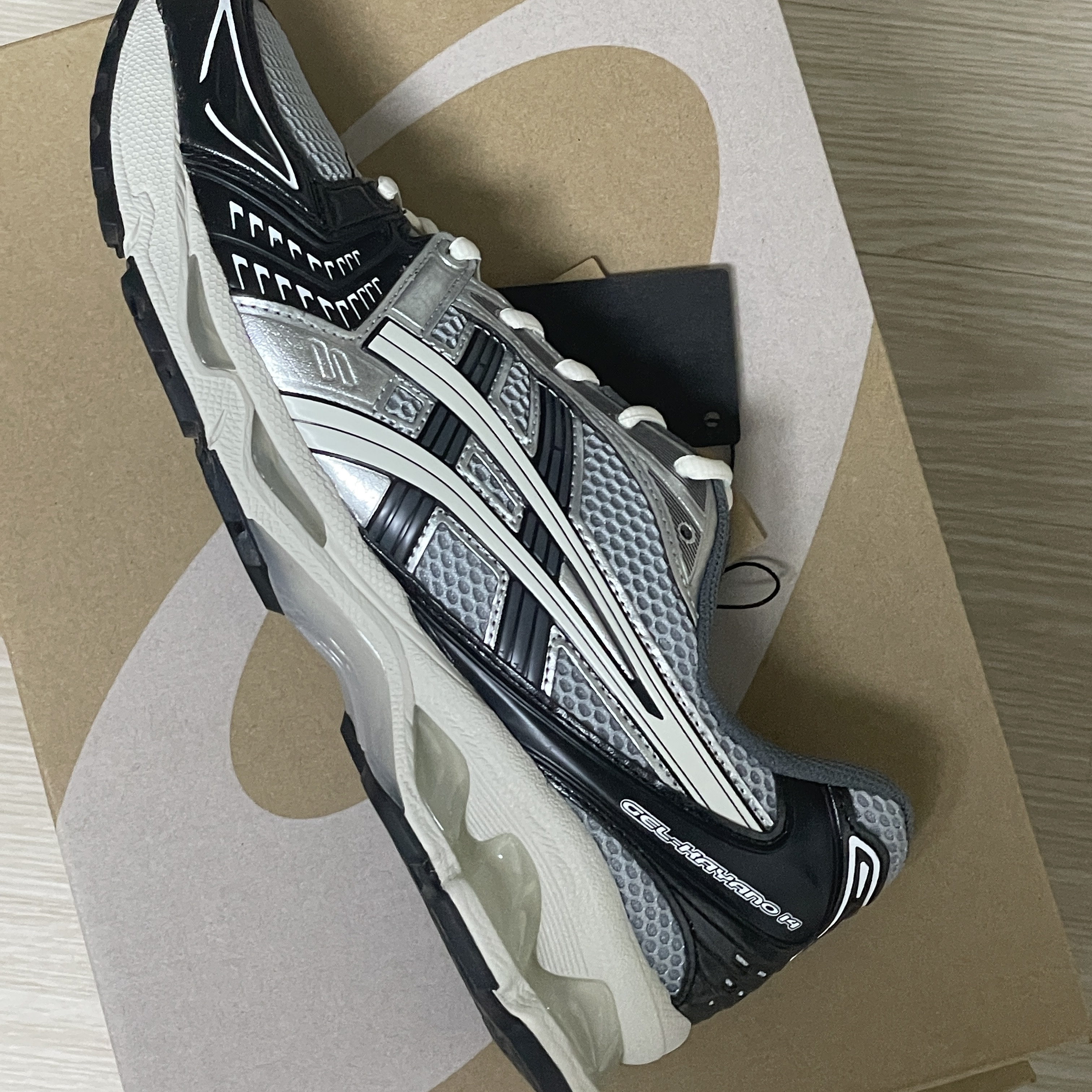 Asics Gel-Kayano 14 Black Glacier Grey 착용 스타일