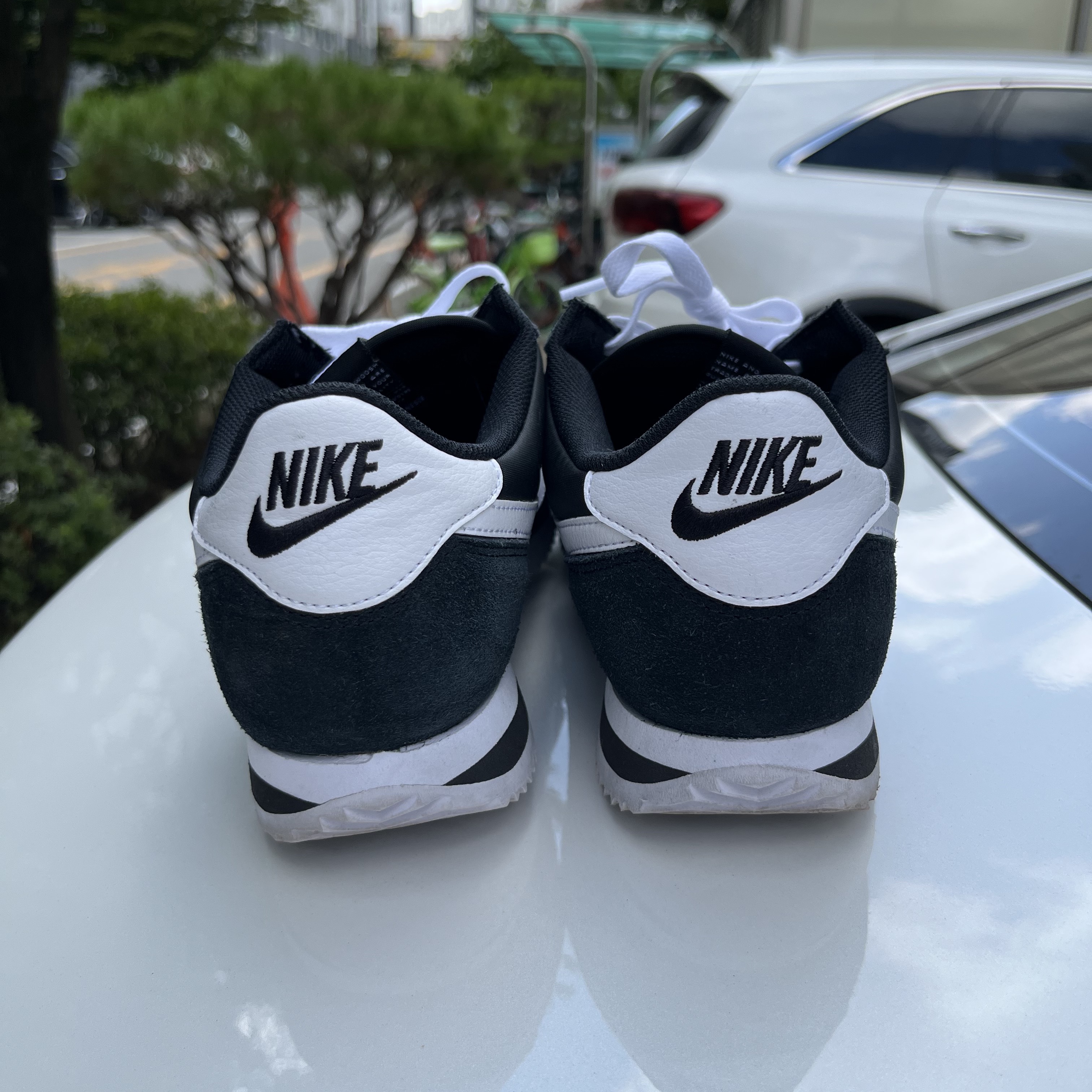 (W) Nike Cortez Black and White 착용 스타일 - 1