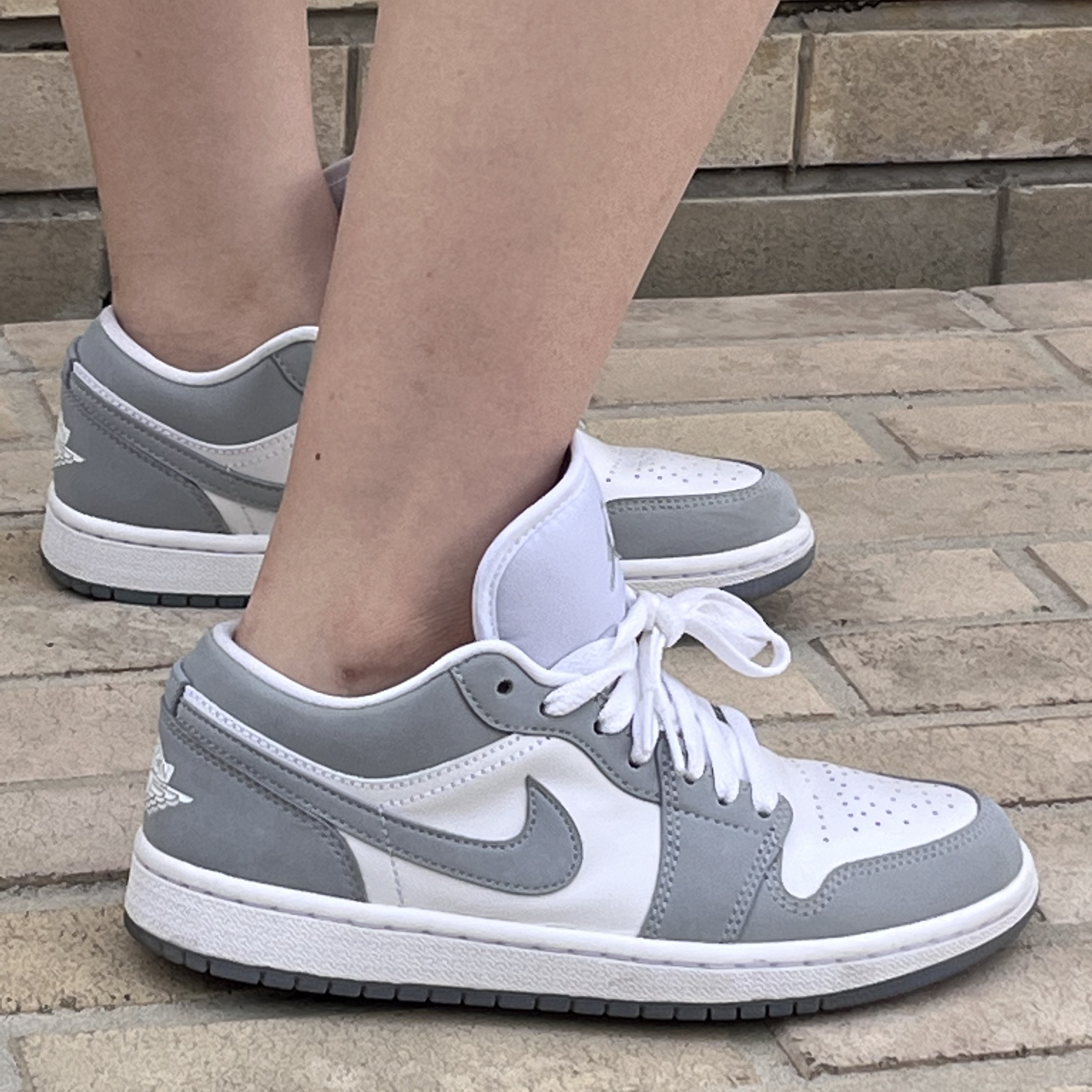 (W) Jordan 1 Low White Wolf Grey 착용 스타일 - 1