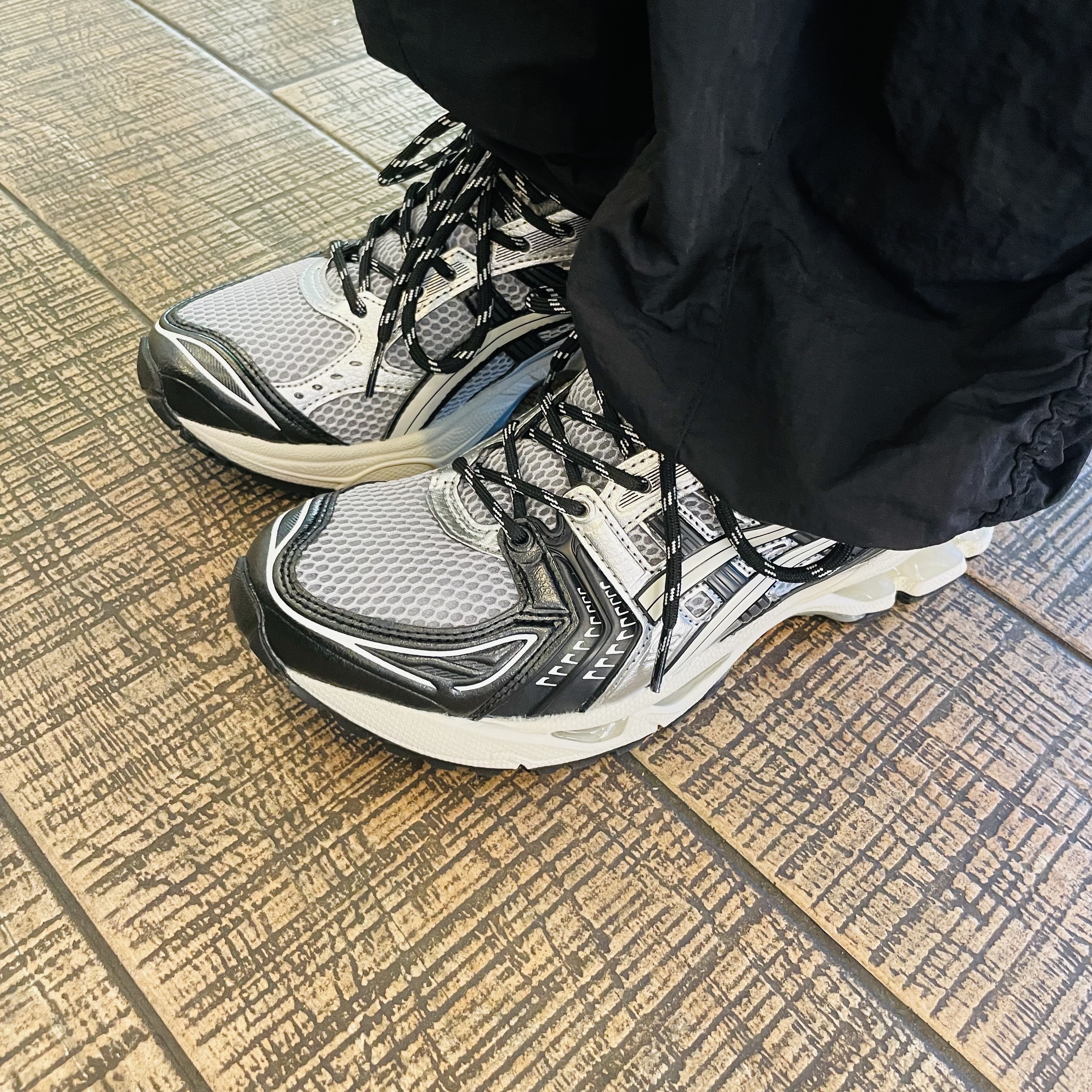 Asics Gel-Kayano 14 Black Glacier Grey 착용 스타일