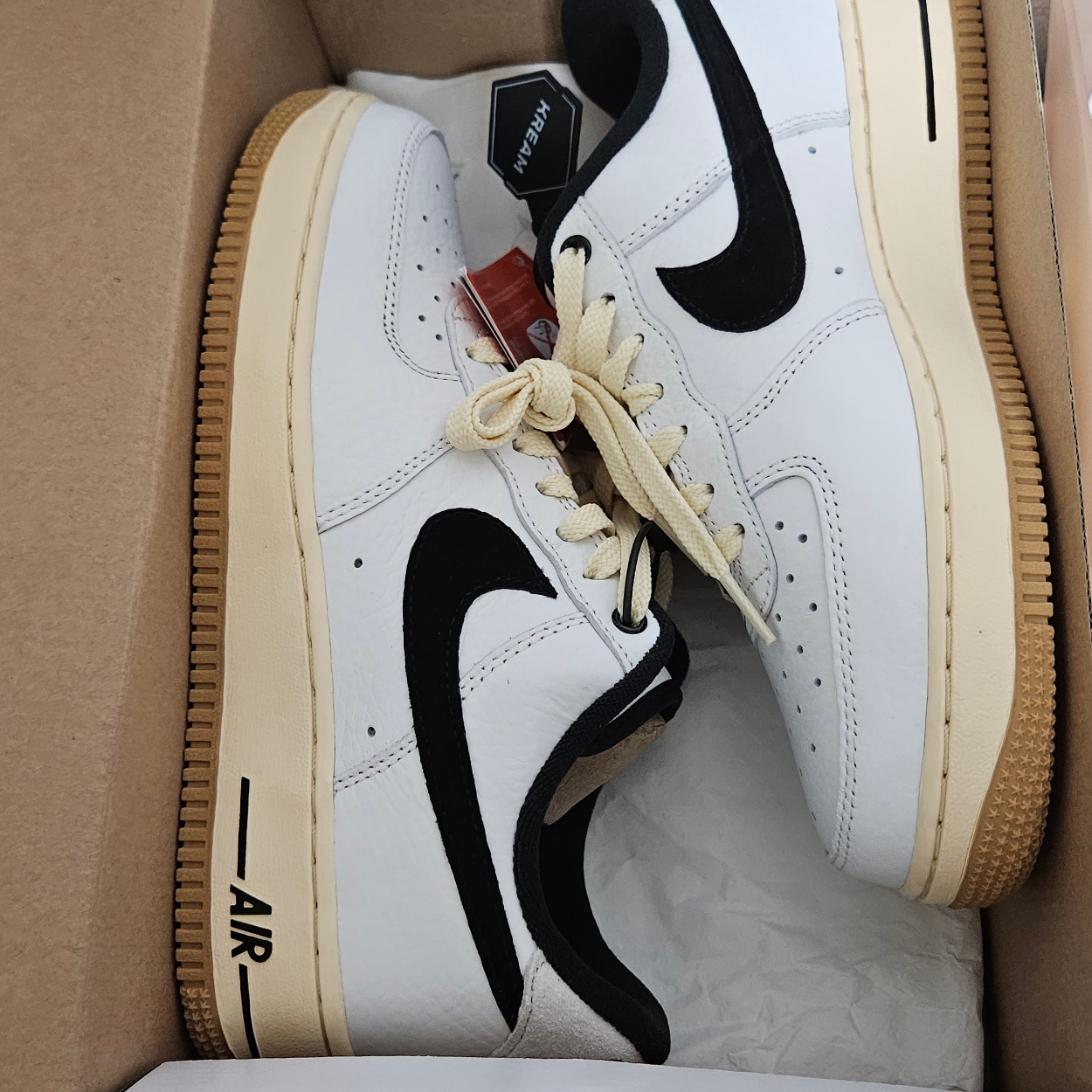(W) Nike Air Force 1 '07 LX Black and Summit White 착용 스타일 - 3
