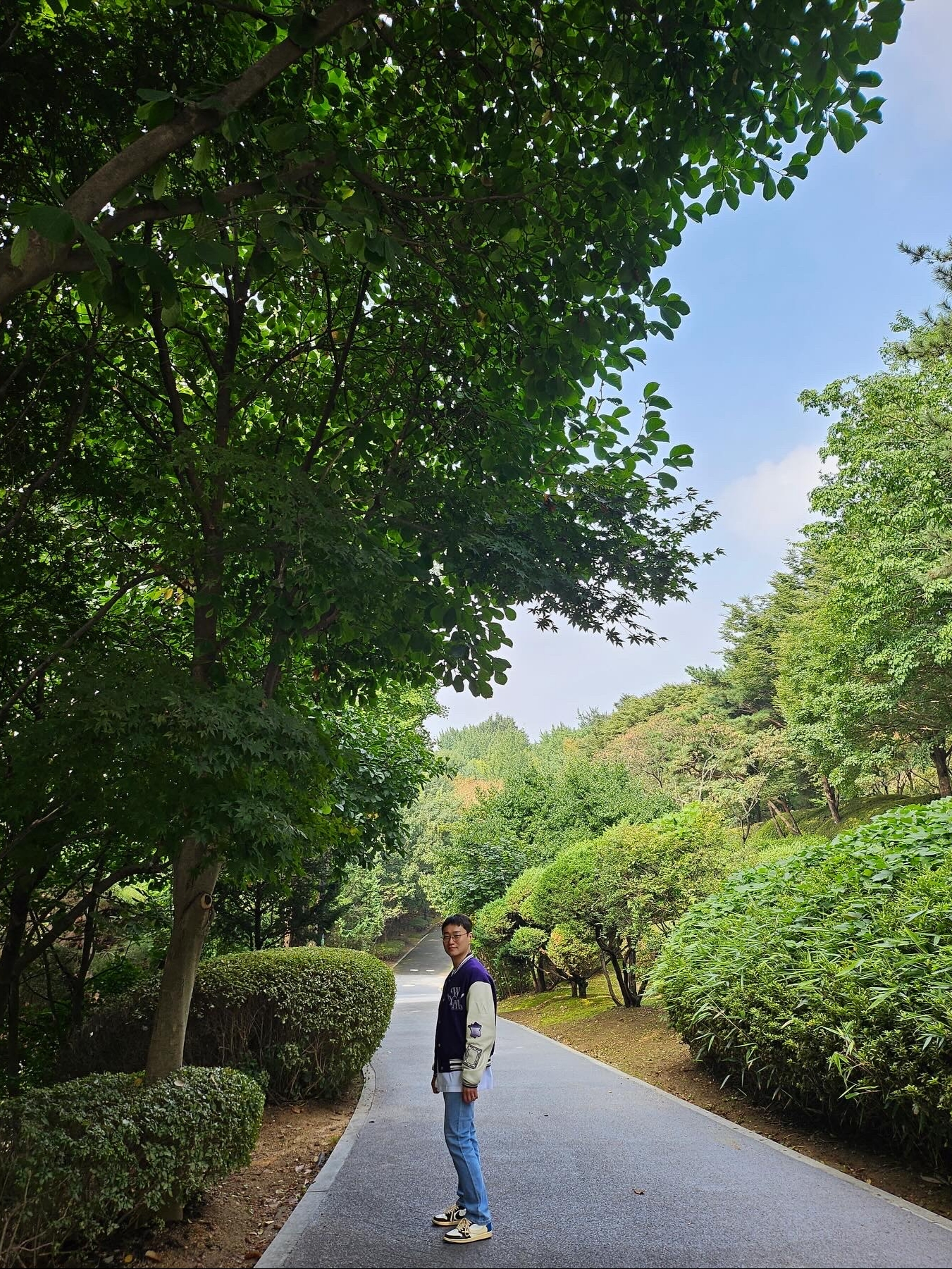 Wooyoungmi Flower Print Back Logo T-Shirt White - 23FW, Wooyoungmi Varsity Jacket Violet - 23SS 착용 스타일 - 2