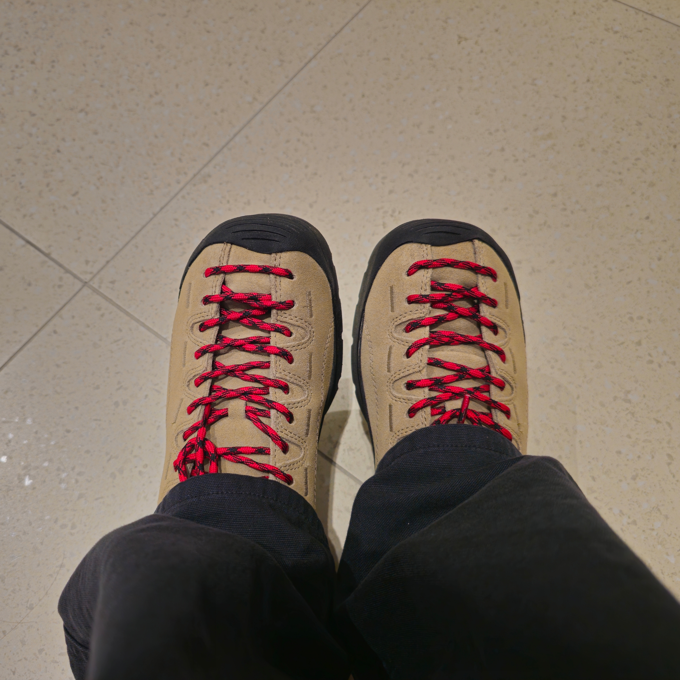 Keen Jasper Suede Sneakers Silver Mink 착용 스타일