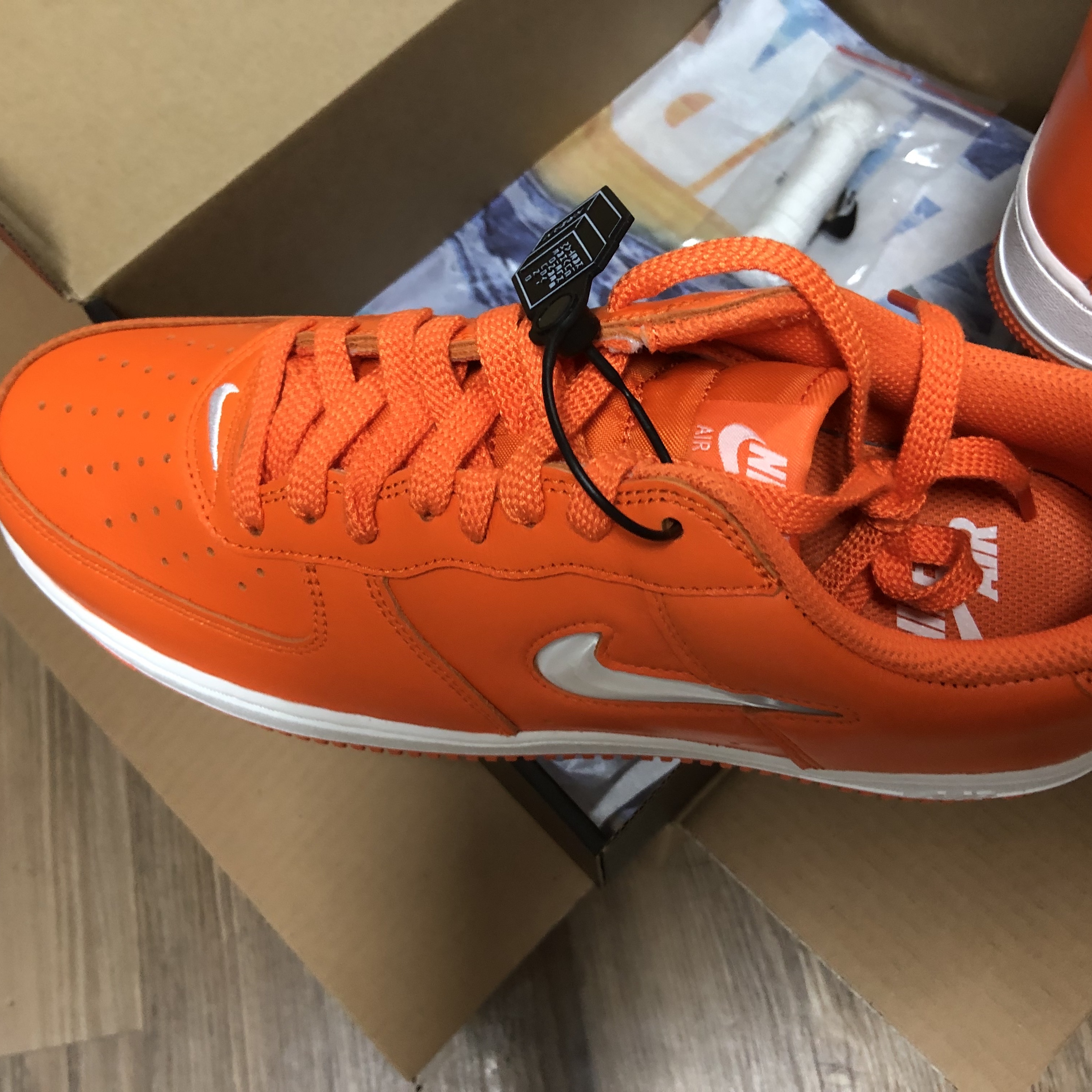 Nike Air Force 1 Low Retro Color of The Month Safety Orange 착용 스타일 - 2