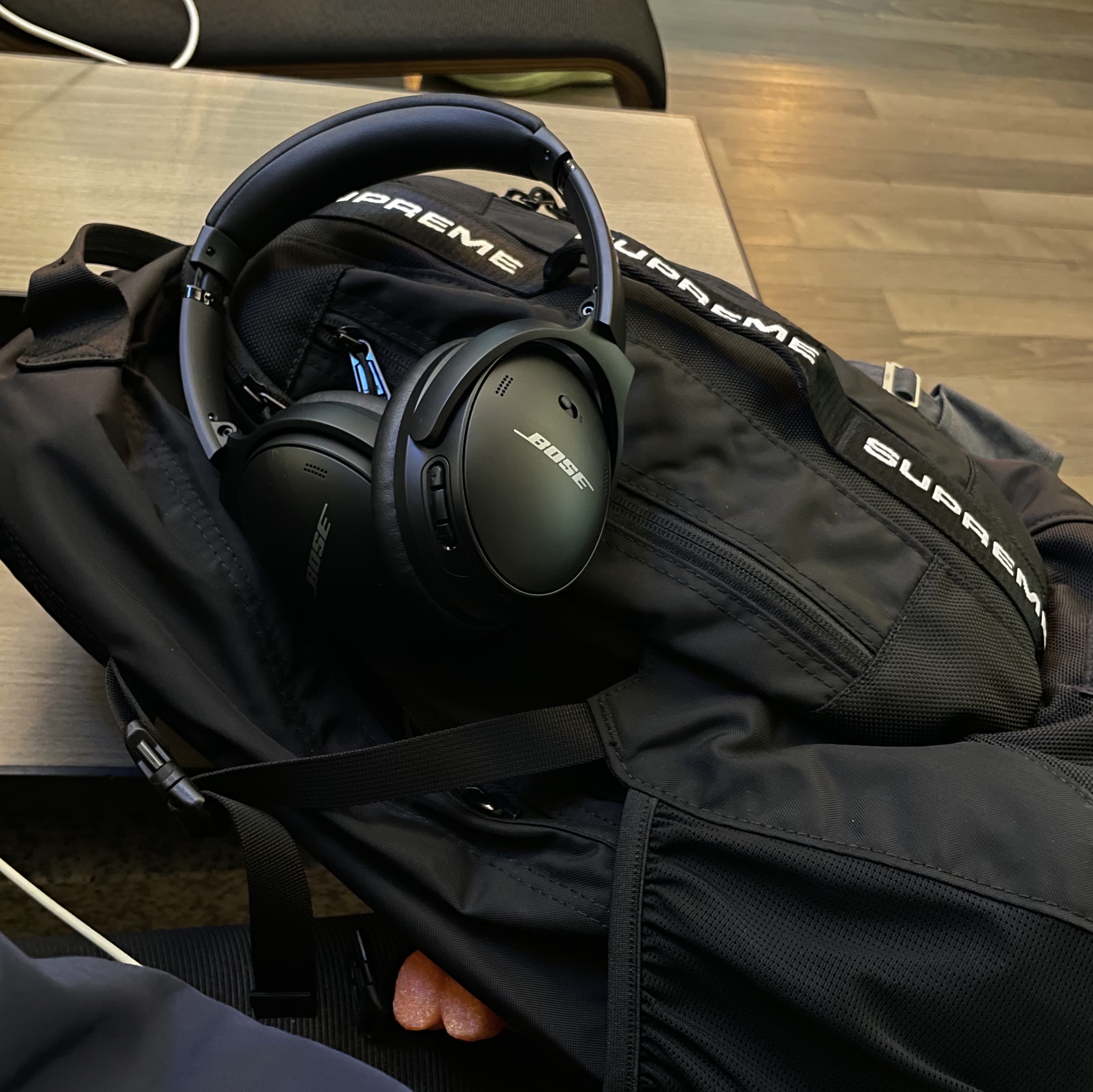 Supreme Backpack Black - 22FW, BOSE QC45 Triple Black (Korean Ver.) 착용 스타일