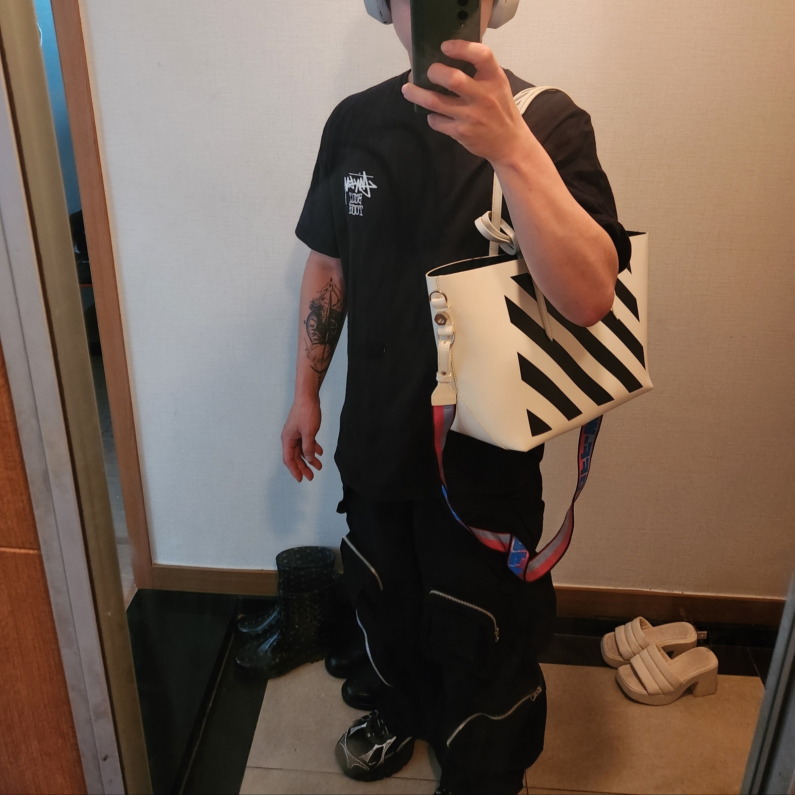 Nonnod Mechanic Cargo Pants Black, Stussy Built Tough T-Shirt Black 착용 스타일